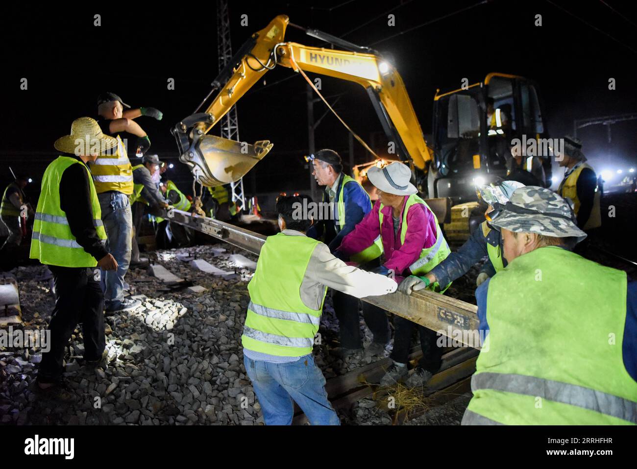 220629 -- URUMQI, le 29 juin 2022 -- des membres du personnel travaillent sur le chantier de construction de la gare de Diwopu, dans la région autonome ouïgour du Xinjiang, au nord-ouest de la Chine, le 29 juin 2022. La gare de Diwopu a été mise en service le 29 juin, marquant une étape importante dans l'expansion d'une voie ferrée reliant la gare nord d'Urumqi et la zone minière de Jiangjunmiao. Le chemin de fer est une artère de transport du charbon. La capacité de transport de marchandises à sens unique sera doublée, passant de 50 millions de tonnes à 100 millions de tonnes une fois l expansion achevée. CHINE-XINJIANG-RAILWAY-CONSTRUCTION CN DingxLei PUBLICATIONxNOT Banque D'Images