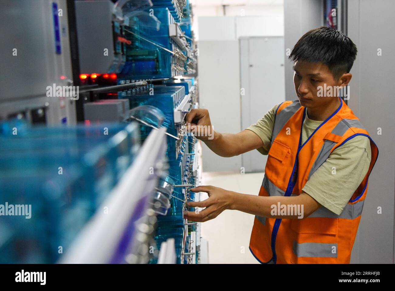 220629 -- URUMQI, le 29 juin 2022 -- un membre du personnel travaille dans une salle de signalisation de la gare de Diwopu, dans la région autonome ouïgoure du Xinjiang, au nord-ouest de la Chine, le 28 juin 2022. La gare de Diwopu a été mise en service le 29 juin, marquant une étape importante dans l'expansion d'une voie ferrée reliant la gare nord d'Urumqi et la zone minière de Jiangjunmiao. Le chemin de fer est une artère de transport du charbon. La capacité de transport de marchandises à sens unique sera doublée, passant de 50 millions de tonnes à 100 millions de tonnes une fois l expansion achevée. CHINE-XINJIANG-RAILWAY-CONSTRUCTION CN DINGXLEI PUBLICATION Banque D'Images