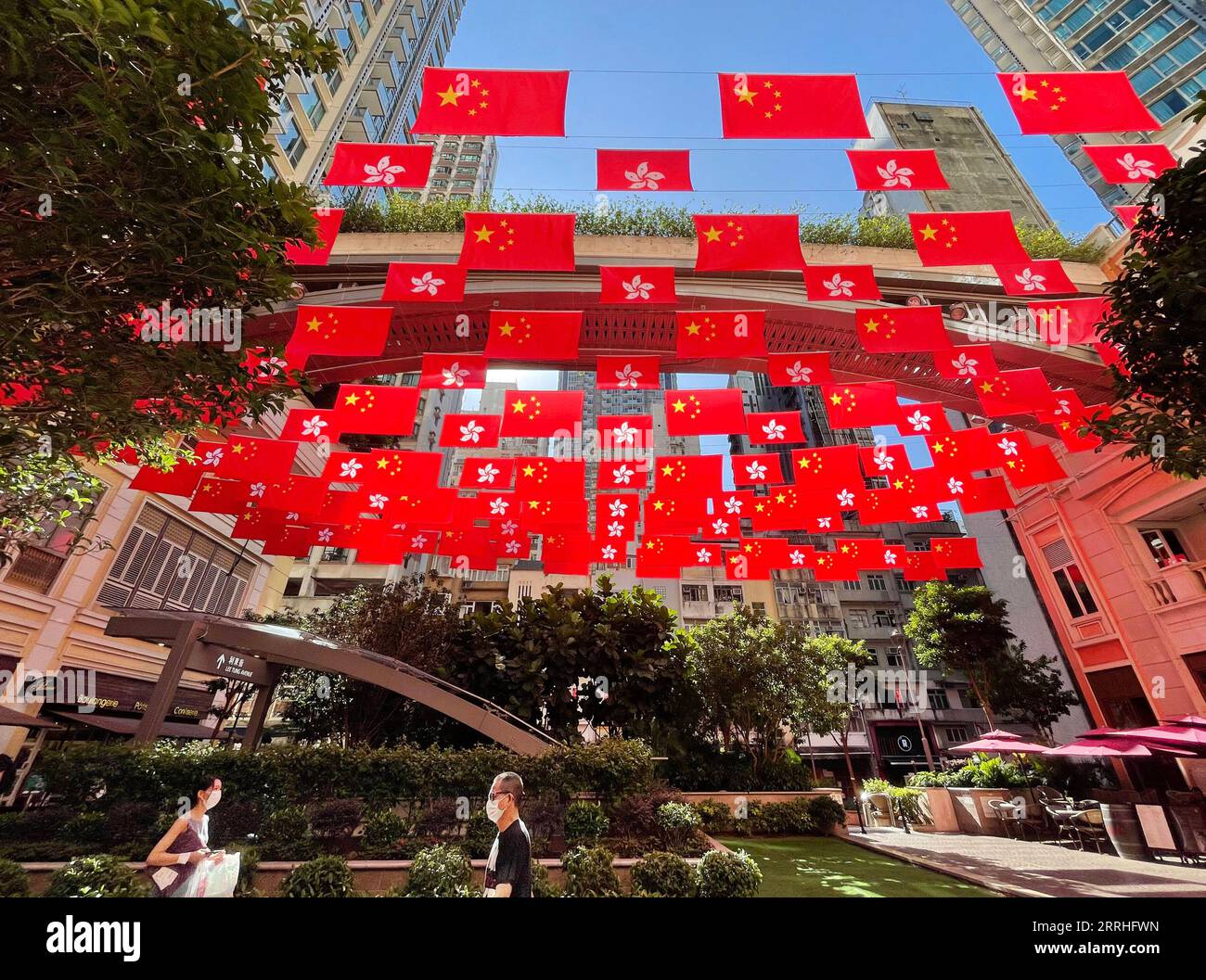 220630 -- HONG KONG, le 30 juin 2022 -- les drapeaux nationaux de la Chine et les drapeaux de la région administrative spéciale de Hong Kong flottent le long de l'avenue Lee Tung à Hong Kong, dans le sud de la Chine, le 28 juin 2022. Juillet 1 cette année marque le 25e anniversaire du retour de Hong Kong à la mère patrie. HKSAR 25 CHINE-HONG KONG-RETOUR À LA MÈRE PATRIE-25E ANNIVERSAIRE-CÉLÉBRATIONS CN LIXGANG PUBLICATIONXNOTXINXCHN Banque D'Images