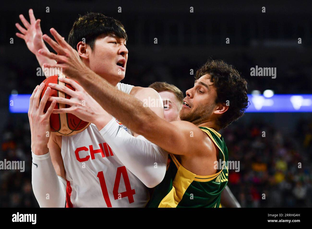 220630 -- MELBOURNE, le 30 juin 2022 -- Wang Zhelin L, de Chine, participe à un match du groupe B entre l'Australie et la Chine pour les qualifications asiatiques de la coupe du monde FIBA, à Melbourne, Australie, le 30 juin 2022. Photo de /Xinhua SPAUSTRALIA-MELBOURNE-BASKETBALL-FIBA WORLD CUP-ASIAN QUALIFICATIFS-AUS VS CHN BaixXue PUBLICATIONxNOTxINxCHN Banque D'Images