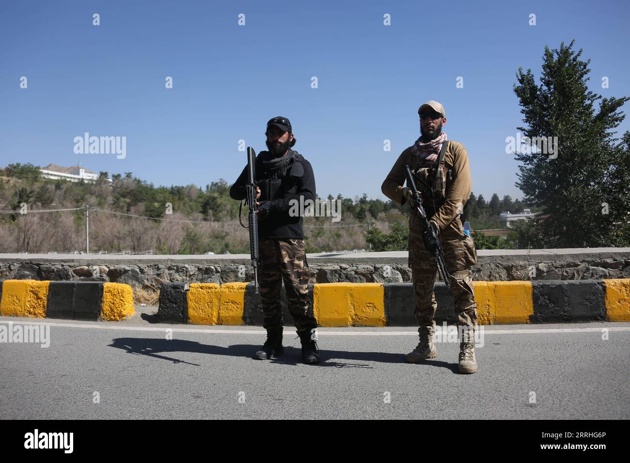 220630 -- KABOUL, le 30 juin 2022 -- des membres des Taliban montent la garde près du lieu de la conférence de la Loya Jirga à Kaboul, Afghanistan, le 30 juin 2022. La très attendue Loya Jirga ou grande assemblée des érudits religieux et des anciens s est ouverte jeudi dans la capitale afghane Kaboul, a déclaré le porte-parole en chef du gouvernement intérimaire afghan, Zabihullah Mujahid. Photo de /Xinhua AFGHANISTAN-KABUL-LOYA JIRGA SaifurahmanxSafi PUBLICATIONxNOTxINxCHN Banque D'Images