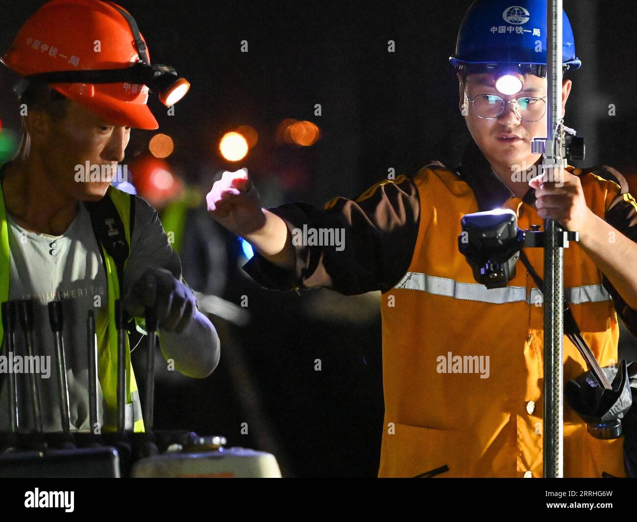 220629 -- URUMQI, le 29 juin 2022 -- des membres du personnel travaillent sur le chantier de construction de la gare de Diwopu, dans la région autonome ouïgour du Xinjiang, au nord-ouest de la Chine, le 29 juin 2022. La gare de Diwopu a été mise en service le 29 juin, marquant une étape importante dans l'expansion d'une voie ferrée reliant la gare nord d'Urumqi et la zone minière de Jiangjunmiao. Le chemin de fer est une artère de transport du charbon. La capacité de transport de marchandises à sens unique sera doublée, passant de 50 millions de tonnes à 100 millions de tonnes une fois l expansion achevée. CHINE-XINJIANG-RAILWAY-CONSTRUCTION CN DingxLei PUBLICATIONxNOT Banque D'Images