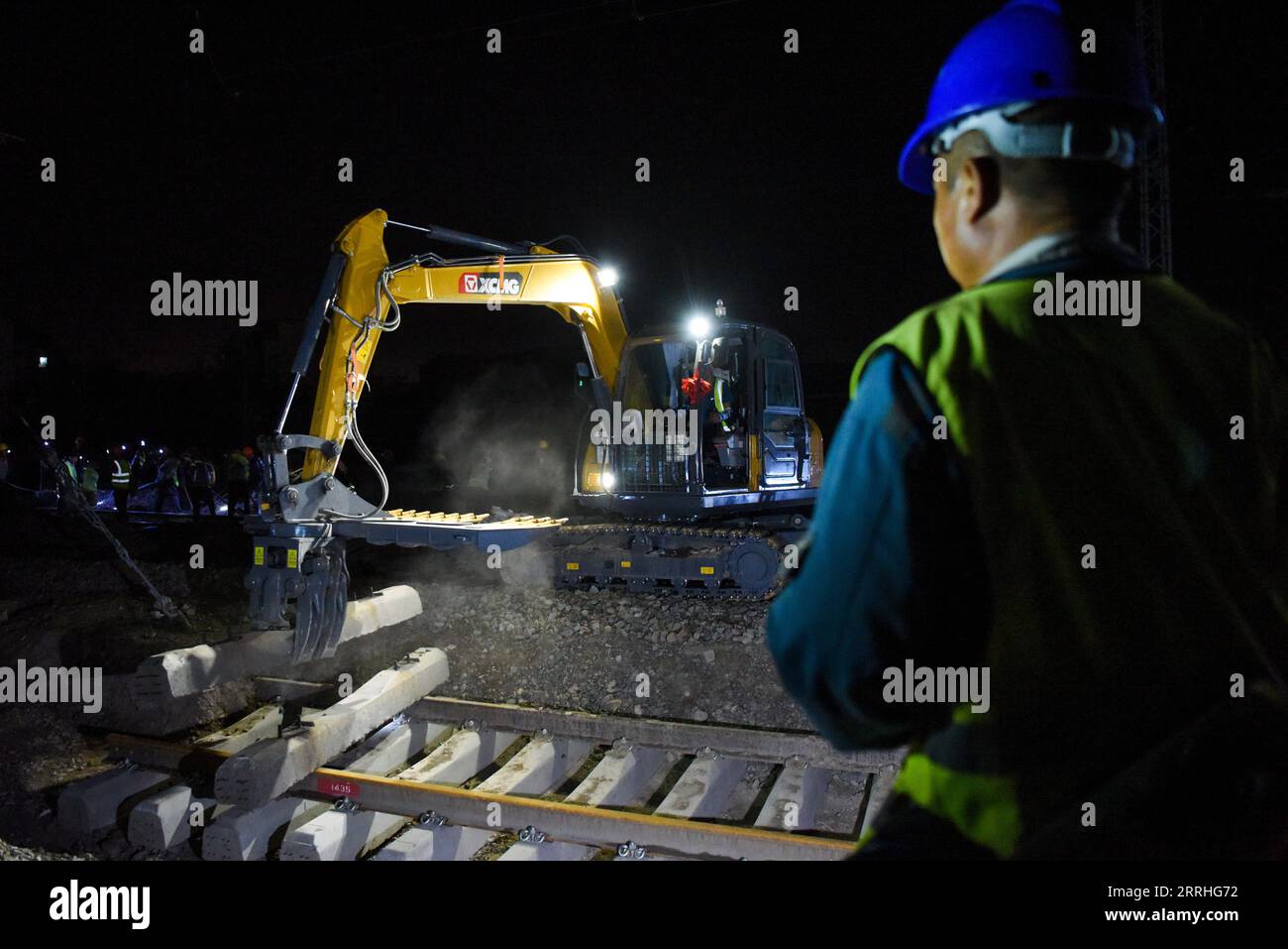 220629 -- URUMQI, le 29 juin 2022 -- des membres du personnel travaillent sur le chantier de construction de la gare de Diwopu, dans la région autonome ouïgour du Xinjiang, au nord-ouest de la Chine, le 29 juin 2022. La gare de Diwopu a été mise en service le 29 juin, marquant une étape importante dans l'expansion d'une voie ferrée reliant la gare nord d'Urumqi et la zone minière de Jiangjunmiao. Le chemin de fer est une artère de transport du charbon. La capacité de transport de marchandises à sens unique sera doublée, passant de 50 millions de tonnes à 100 millions de tonnes une fois l expansion achevée. CHINE-XINJIANG-RAILWAY-CONSTRUCTION CN DingxLei PUBLICATIONxNOT Banque D'Images