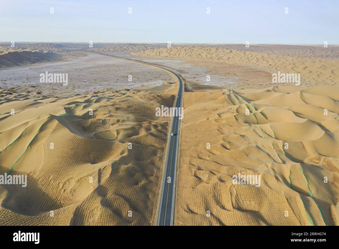 220630 -- YULI, le 30 juin 2022 -- une photo aérienne montre une nouvelle autoroute traversant le désert de Taklimakan dans la région autonome ouïgoure du Xinjiang au nord-ouest de la Chine, le 23 juin 2022. Située dans la préfecture autonome mongole de Bayingolin, au sud du Xinjiang, la route reliant le comté de Yuli et le comté de Qiemo a été mise en service jeudi. L'autoroute est la troisième à traverser le désert de Taklimakan, le deuxième plus grand désert de sable mouvant au monde. Avec une vitesse prévue de 60 ou 80 km/h pour différents tronçons, la route a une longueur totale de 334 km, dont 307 km passant par le désert. Jusqu'à présent, C Banque D'Images