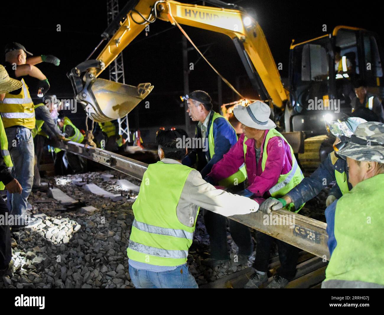 220629 -- URUMQI, le 29 juin 2022 -- des membres du personnel travaillent sur le chantier de construction de la gare de Diwopu, dans la région autonome ouïgour du Xinjiang, au nord-ouest de la Chine, le 29 juin 2022. La gare de Diwopu a été mise en service le 29 juin, marquant une étape importante dans l'expansion d'une voie ferrée reliant la gare nord d'Urumqi et la zone minière de Jiangjunmiao. Le chemin de fer est une artère de transport du charbon. La capacité de transport de marchandises à sens unique sera doublée, passant de 50 millions de tonnes à 100 millions de tonnes une fois l expansion achevée. CHINE-XINJIANG-RAILWAY-CONSTRUCTION CN DingxLei PUBLICATIONxNOT Banque D'Images