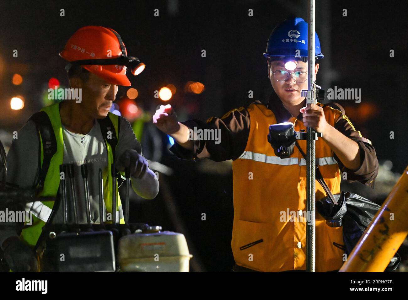 220629 -- URUMQI, le 29 juin 2022 -- des membres du personnel travaillent sur le chantier de construction de la gare de Diwopu, dans la région autonome ouïgour du Xinjiang, au nord-ouest de la Chine, le 29 juin 2022. La gare de Diwopu a été mise en service le 29 juin, marquant une étape importante dans l'expansion d'une voie ferrée reliant la gare nord d'Urumqi et la zone minière de Jiangjunmiao. Le chemin de fer est une artère de transport du charbon. La capacité de transport de marchandises à sens unique sera doublée, passant de 50 millions de tonnes à 100 millions de tonnes une fois l expansion achevée. CHINE-XINJIANG-RAILWAY-CONSTRUCTION CN DingxLei PUBLICATIONxNOT Banque D'Images