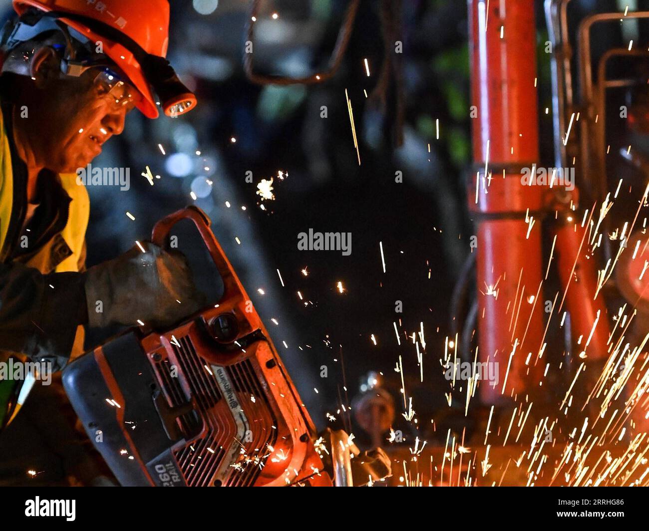 220629 -- URUMQI, le 29 juin 2022 -- Un membre du personnel travaille sur le chantier de construction de la gare de Diwopu dans la région autonome ouïgoure du Xinjiang, au nord-ouest de la Chine, le 29 juin 2022. La gare de Diwopu a été mise en service le 29 juin, marquant une étape importante dans l'expansion d'une voie ferrée reliant la gare nord d'Urumqi et la zone minière de Jiangjunmiao. Le chemin de fer est une artère de transport du charbon. La capacité de transport de marchandises à sens unique sera doublée, passant de 50 millions de tonnes à 100 millions de tonnes une fois l expansion achevée. CHINE-XINJIANG-RAILWAY-CONSTRUCTION CN DingxLei PUBLICATIONxN Banque D'Images