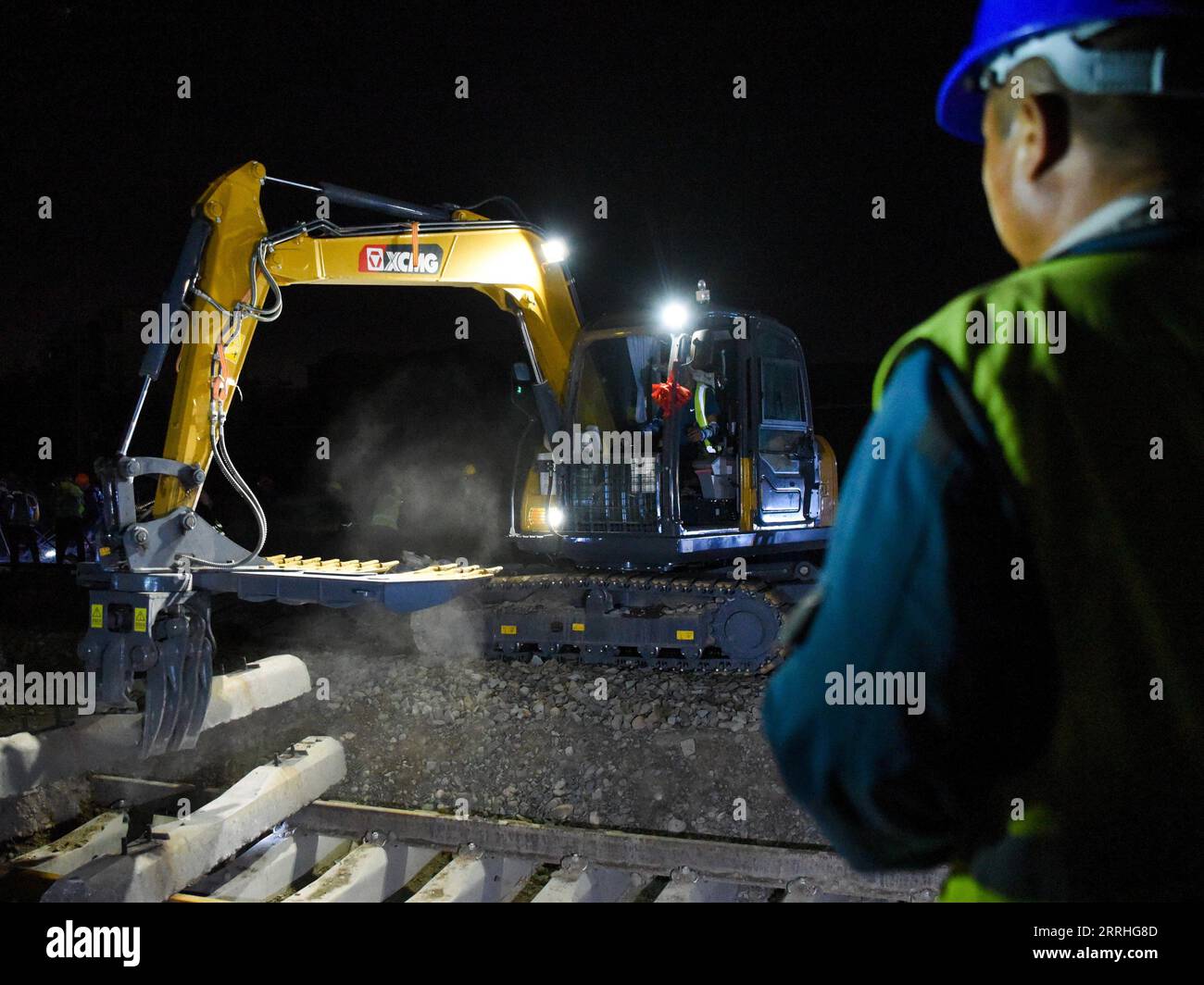 220629 -- URUMQI, le 29 juin 2022 -- des membres du personnel travaillent sur le chantier de construction de la gare de Diwopu, dans la région autonome ouïgour du Xinjiang, au nord-ouest de la Chine, le 29 juin 2022. La gare de Diwopu a été mise en service le 29 juin, marquant une étape importante dans l'expansion d'une voie ferrée reliant la gare nord d'Urumqi et la zone minière de Jiangjunmiao. Le chemin de fer est une artère de transport du charbon. La capacité de transport de marchandises à sens unique sera doublée, passant de 50 millions de tonnes à 100 millions de tonnes une fois l expansion achevée. CHINE-XINJIANG-RAILWAY-CONSTRUCTION CN DingxLei PUBLICATIONxNOT Banque D'Images