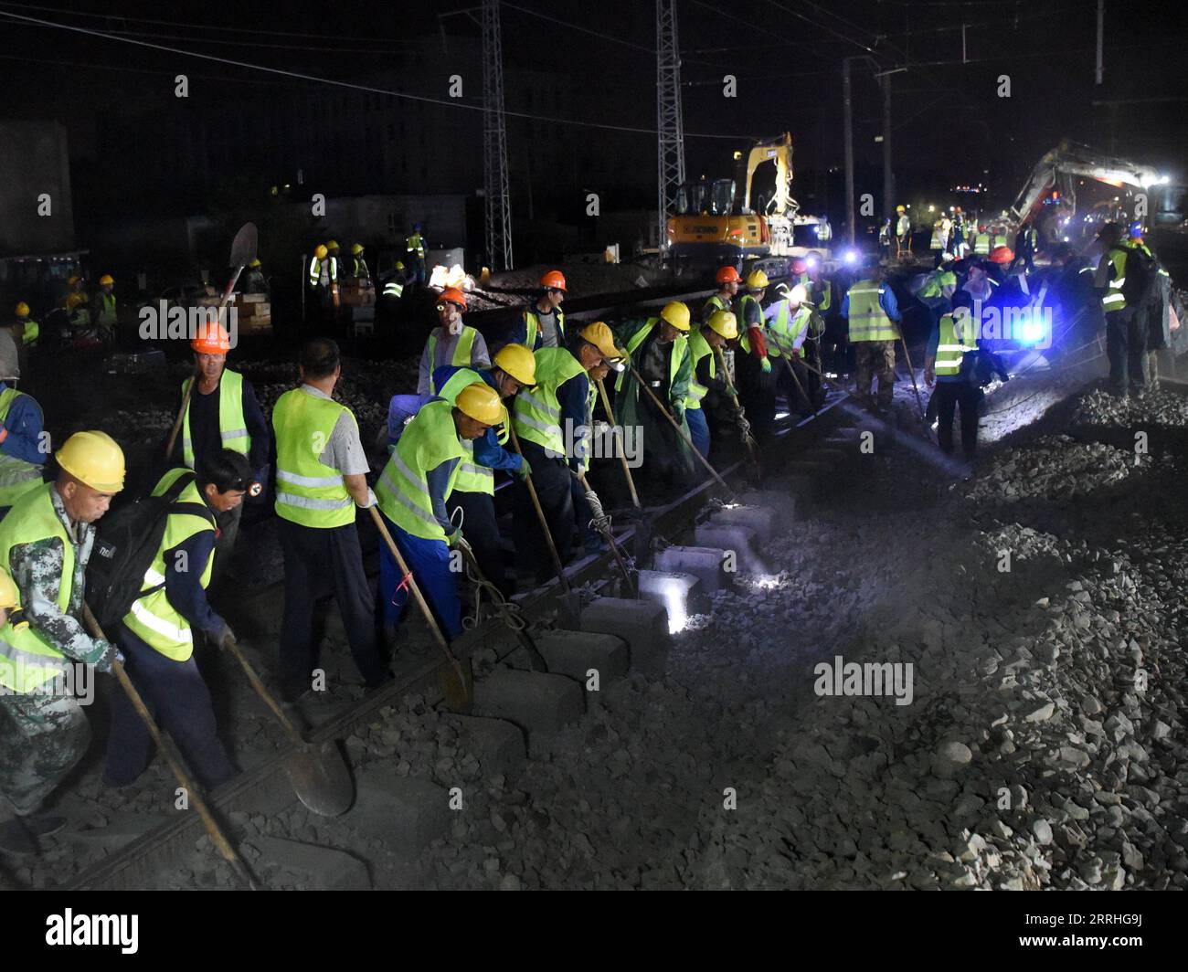 220629 -- URUMQI, le 29 juin 2022 -- des membres du personnel travaillent sur le chantier de construction de la gare de Diwopu, dans la région autonome ouïgour du Xinjiang, au nord-ouest de la Chine, le 29 juin 2022. La gare de Diwopu a été mise en service le 29 juin, marquant une étape importante dans l'expansion d'une voie ferrée reliant la gare nord d'Urumqi et la zone minière de Jiangjunmiao. Le chemin de fer est une artère de transport du charbon. La capacité de transport de marchandises à sens unique sera doublée, passant de 50 millions de tonnes à 100 millions de tonnes une fois l expansion achevée. CHINE-XINJIANG-RAILWAY-CONSTRUCTION CN DingxLei PUBLICATIONxNOT Banque D'Images