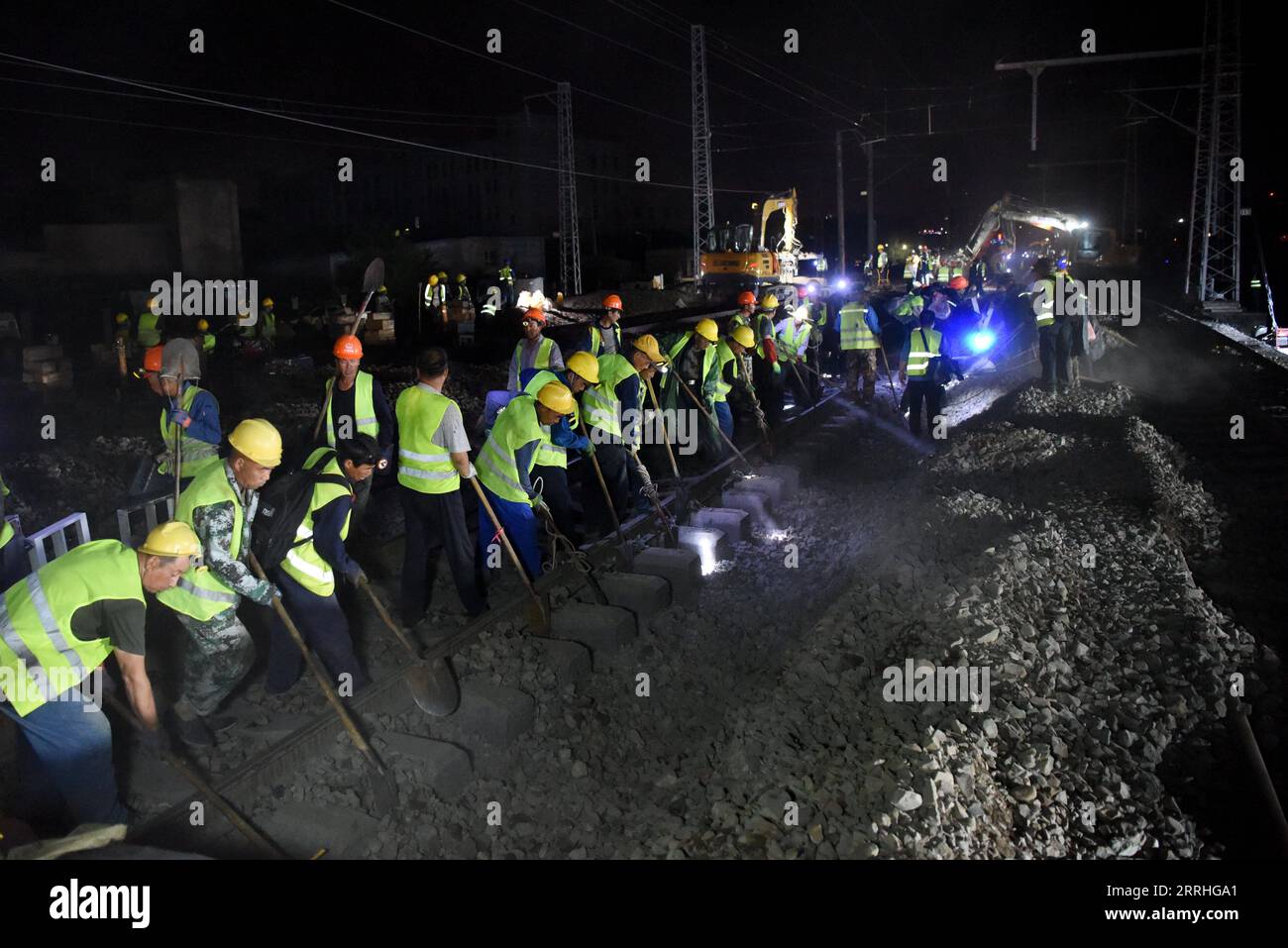 220629 -- URUMQI, le 29 juin 2022 -- des membres du personnel travaillent sur le chantier de construction de la gare de Diwopu, dans la région autonome ouïgour du Xinjiang, au nord-ouest de la Chine, le 29 juin 2022. La gare de Diwopu a été mise en service le 29 juin, marquant une étape importante dans l'expansion d'une voie ferrée reliant la gare nord d'Urumqi et la zone minière de Jiangjunmiao. Le chemin de fer est une artère de transport du charbon. La capacité de transport de marchandises à sens unique sera doublée, passant de 50 millions de tonnes à 100 millions de tonnes une fois l expansion achevée. CHINE-XINJIANG-RAILWAY-CONSTRUCTION CN DingxLei PUBLICATIONxNOT Banque D'Images