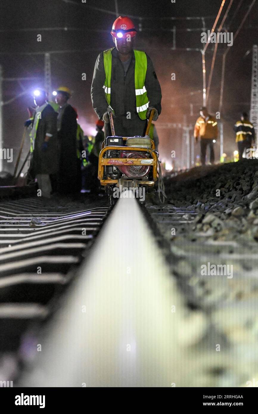 220629 -- URUMQI, le 29 juin 2022 -- des membres du personnel travaillent sur le chantier de construction de la gare de Diwopu, dans la région autonome ouïgour du Xinjiang, au nord-ouest de la Chine, le 29 juin 2022. La gare de Diwopu a été mise en service le 29 juin, marquant une étape importante dans l'expansion d'une voie ferrée reliant la gare nord d'Urumqi et la zone minière de Jiangjunmiao. Le chemin de fer est une artère de transport du charbon. La capacité de transport de marchandises à sens unique sera doublée, passant de 50 millions de tonnes à 100 millions de tonnes une fois l expansion achevée. CHINE-XINJIANG-RAILWAY-CONSTRUCTION CN DingxLei PUBLICATIONxNOT Banque D'Images
