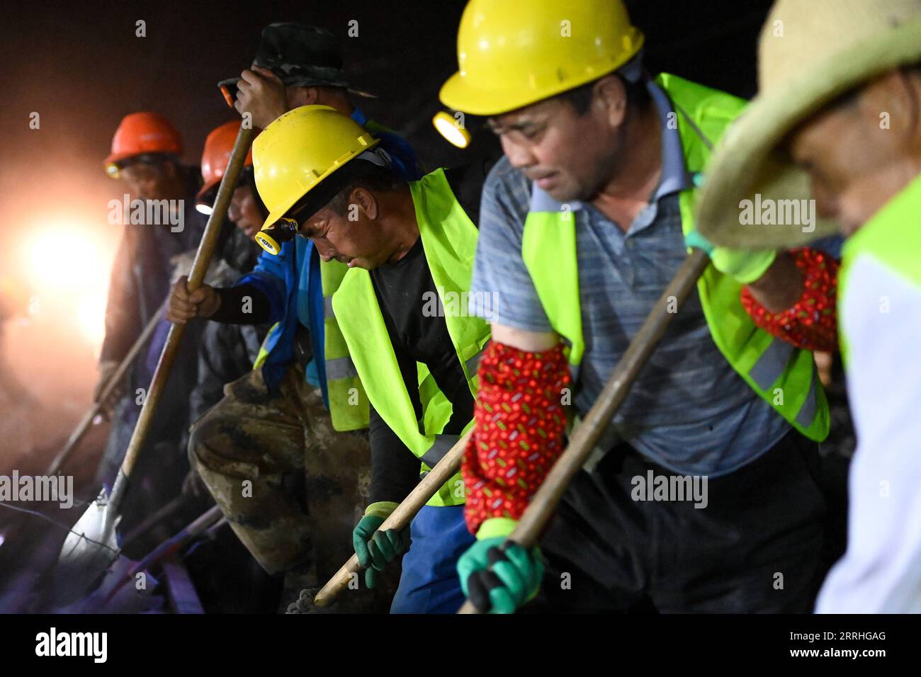 220629 -- URUMQI, le 29 juin 2022 -- des membres du personnel travaillent sur le chantier de construction de la gare de Diwopu, dans la région autonome ouïgour du Xinjiang, au nord-ouest de la Chine, le 29 juin 2022. La gare de Diwopu a été mise en service le 29 juin, marquant une étape importante dans l'expansion d'une voie ferrée reliant la gare nord d'Urumqi et la zone minière de Jiangjunmiao. Le chemin de fer est une artère de transport du charbon. La capacité de transport de marchandises à sens unique sera doublée, passant de 50 millions de tonnes à 100 millions de tonnes une fois l expansion achevée. CHINE-XINJIANG-RAILWAY-CONSTRUCTION CN DingxLei PUBLICATIONxNOT Banque D'Images