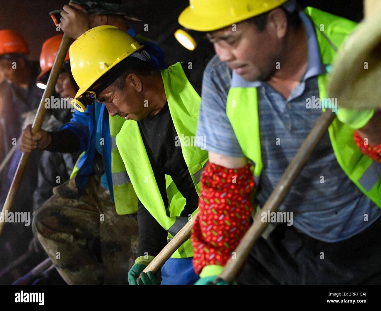220629 -- URUMQI, le 29 juin 2022 -- des membres du personnel travaillent sur le chantier de construction de la gare de Diwopu, dans la région autonome ouïgour du Xinjiang, au nord-ouest de la Chine, le 29 juin 2022. La gare de Diwopu a été mise en service le 29 juin, marquant une étape importante dans l'expansion d'une voie ferrée reliant la gare nord d'Urumqi et la zone minière de Jiangjunmiao. Le chemin de fer est une artère de transport du charbon. La capacité de transport de marchandises à sens unique sera doublée, passant de 50 millions de tonnes à 100 millions de tonnes une fois l expansion achevée. CHINE-XINJIANG-RAILWAY-CONSTRUCTION CN DingxLei PUBLICATIONxNOT Banque D'Images