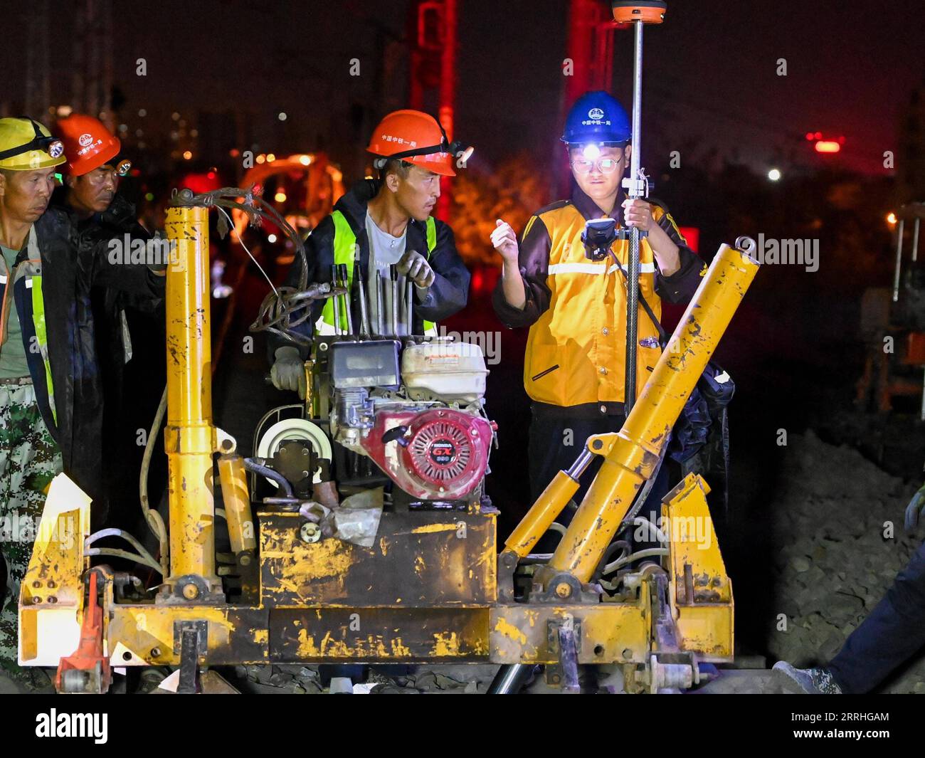 220629 -- URUMQI, le 29 juin 2022 -- des membres du personnel travaillent sur le chantier de construction de la gare de Diwopu, dans la région autonome ouïgour du Xinjiang, au nord-ouest de la Chine, le 29 juin 2022. La gare de Diwopu a été mise en service le 29 juin, marquant une étape importante dans l'expansion d'une voie ferrée reliant la gare nord d'Urumqi et la zone minière de Jiangjunmiao. Le chemin de fer est une artère de transport du charbon. La capacité de transport de marchandises à sens unique sera doublée, passant de 50 millions de tonnes à 100 millions de tonnes une fois l expansion achevée. CHINE-XINJIANG-RAILWAY-CONSTRUCTION CN DingxLei PUBLICATIONxNOT Banque D'Images