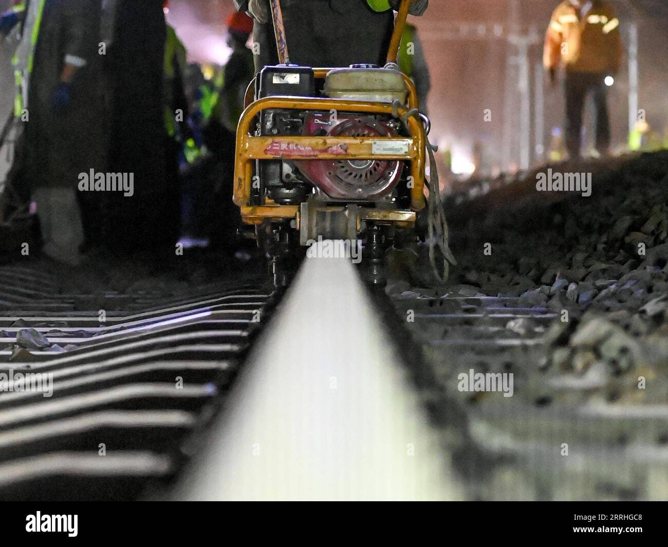220629 -- URUMQI, le 29 juin 2022 -- des membres du personnel travaillent sur le chantier de construction de la gare de Diwopu, dans la région autonome ouïgour du Xinjiang, au nord-ouest de la Chine, le 29 juin 2022. La gare de Diwopu a été mise en service le 29 juin, marquant une étape importante dans l'expansion d'une voie ferrée reliant la gare nord d'Urumqi et la zone minière de Jiangjunmiao. Le chemin de fer est une artère de transport du charbon. La capacité de transport de marchandises à sens unique sera doublée, passant de 50 millions de tonnes à 100 millions de tonnes une fois l expansion achevée. CHINE-XINJIANG-RAILWAY-CONSTRUCTION CN DingxLei PUBLICATIONxNOT Banque D'Images