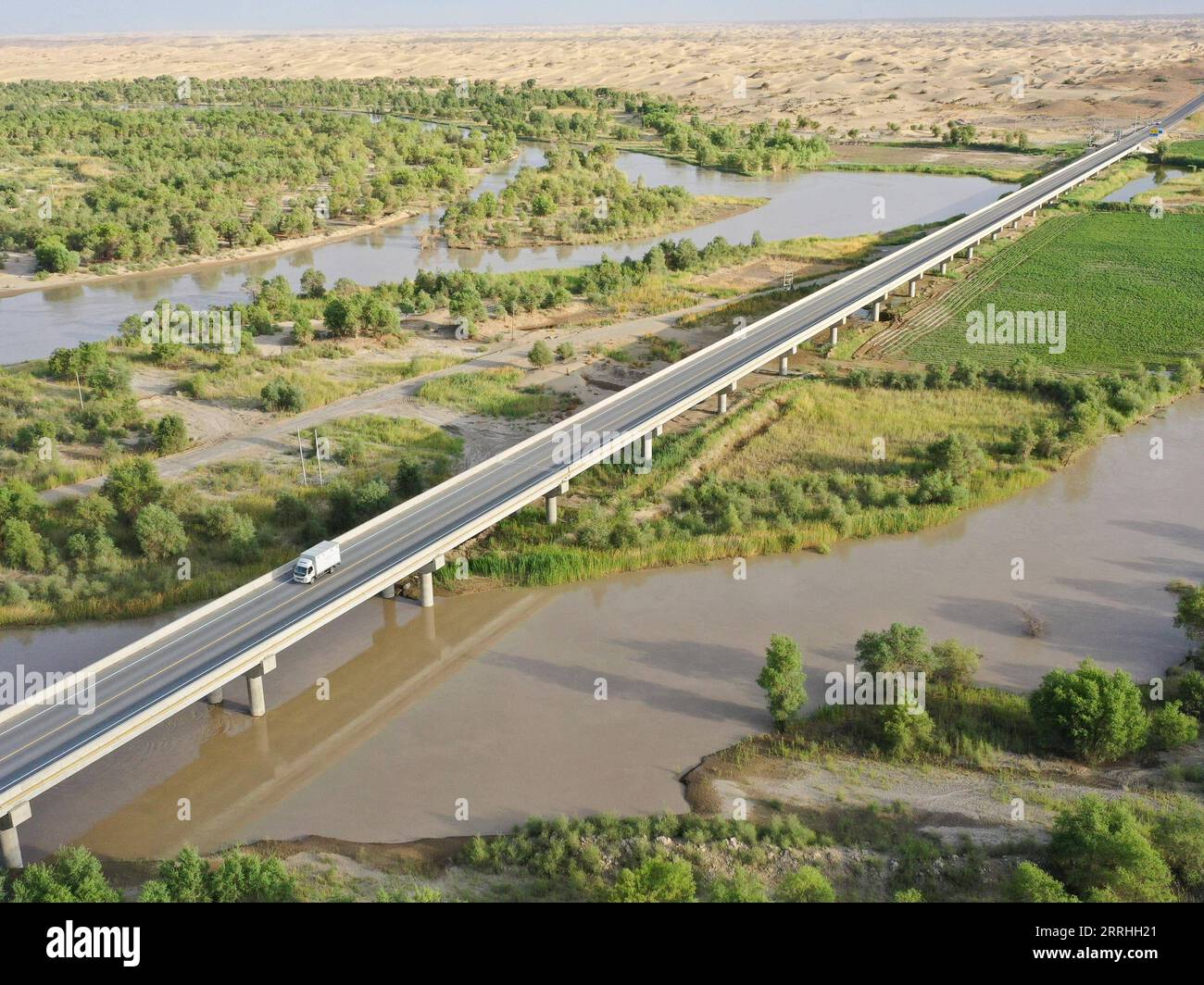 220630 -- YULI, le 30 juin 2022 -- une photo aérienne montre une section d'une nouvelle route désertique traversant le désert de Taklimakan au-dessus du fleuve Tarim dans la région autonome ouïgoure du Xinjiang du nord-ouest de la Chine, le 22 juin 2022. Située dans la préfecture autonome mongole de Bayingolin, au sud du Xinjiang, la route reliant le comté de Yuli et le comté de Qiemo a été mise en service jeudi. L'autoroute est la troisième à traverser le désert de Taklimakan, le deuxième plus grand désert de sable mouvant au monde. Avec une vitesse prévue de 60 ou 80 km par heure pour différents tronçons, la route a une longueur totale de 334 km, avec 307 Banque D'Images