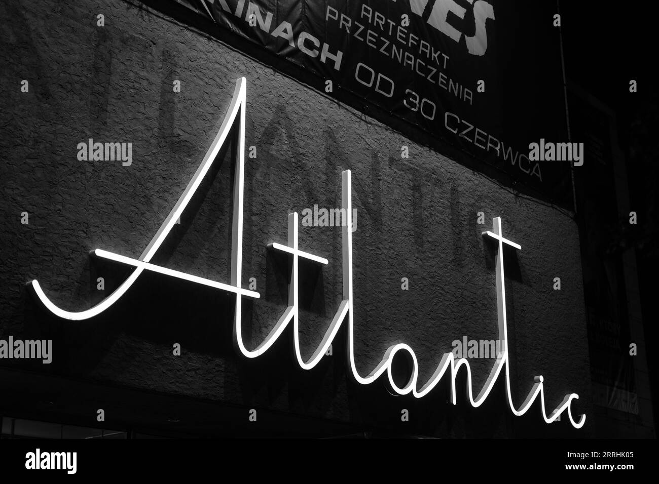 Signe café Atlantique la nuit à Varsovie, Pologne Banque D'Images