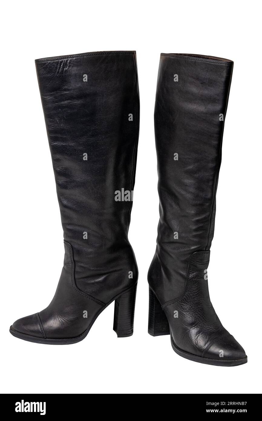 Une paire de bottes noires élégantes pour femme ou de chaussures pour femme isolées sur fond blanc. Bottes en cuir. Banque D'Images