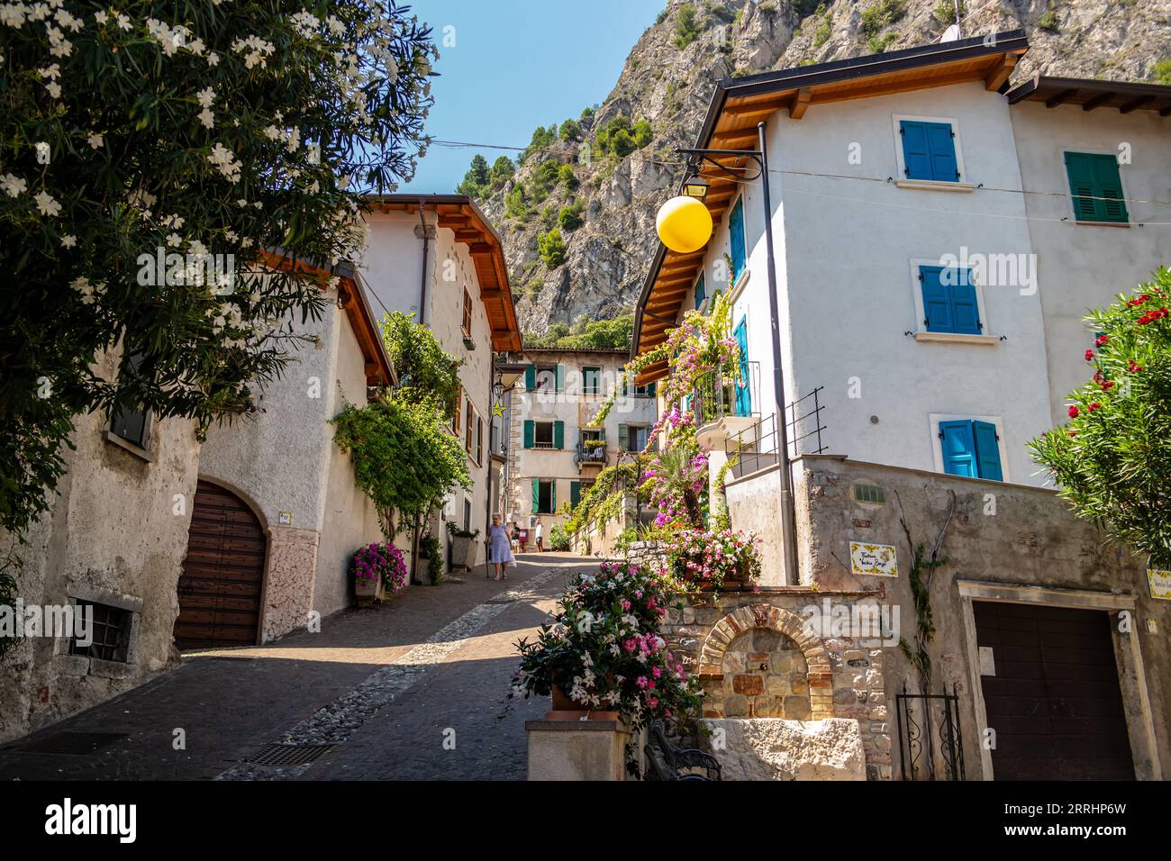 Vue sur le hameau de Limone. 13 août 2023 Limone sul Garda Lake, Brescia, Italie Banque D'Images