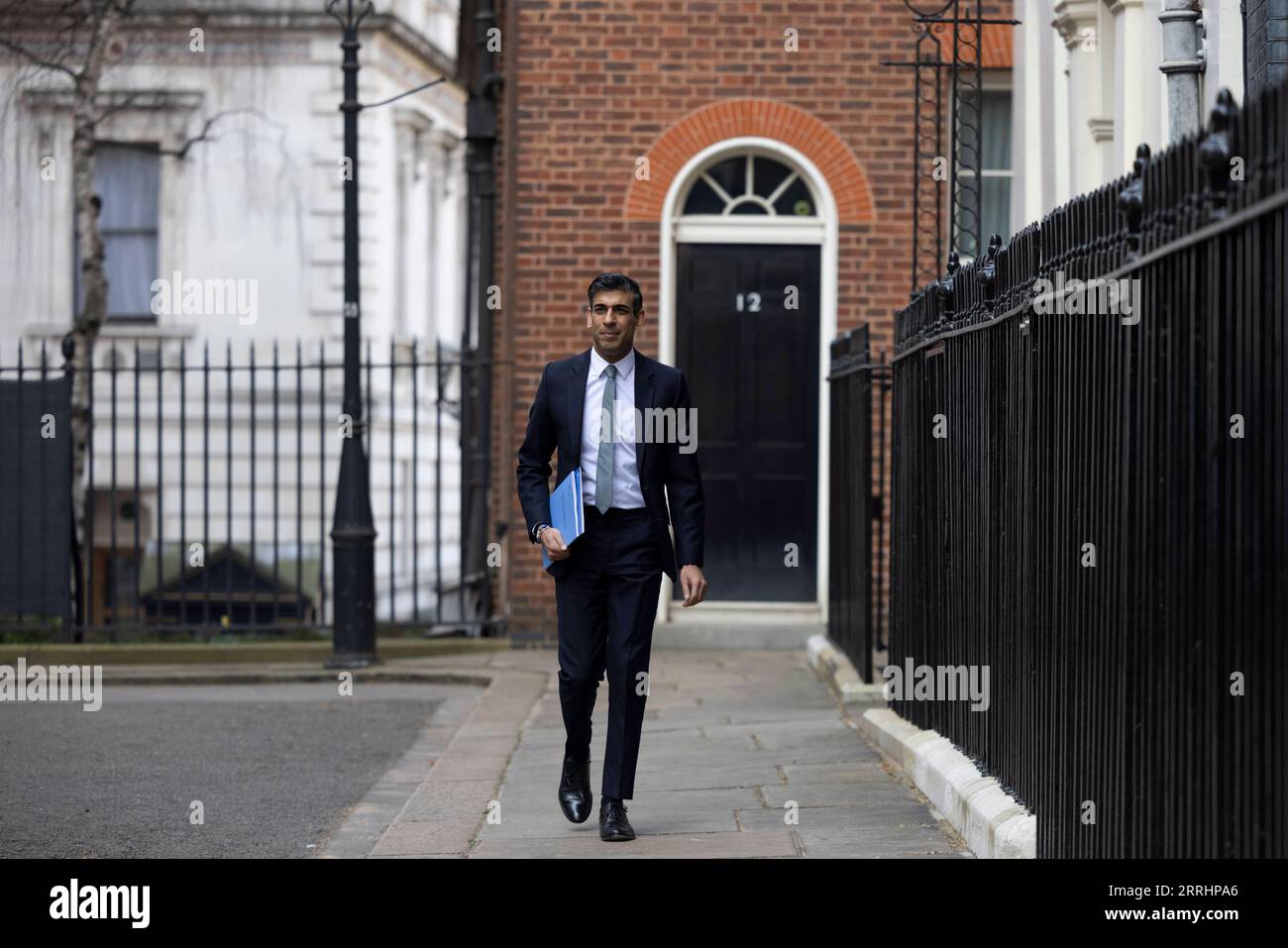 220705 -- LONDRES, le 5 juillet 2022 -- une photo prise le 23 mars 2022 montre le chancelier de l'Échiquier britannique Rishi Sunak quittant Downing Street à Londres, en Grande-Bretagne. Le secrétaire britannique à la Santé Sajid Javid et le chancelier de l'Échiquier Rishi Sunak démissionnent le 5 juillet 2022 en signe de protestation contre le leadership du Premier ministre Boris Johnson car un barrage de scandales laisse le gouvernement conservateur sous tension. /Document via Xinhua FILE-BRITAIN-LONDON-MINISTERS-REMISSION SimonxDawson/Nox10xDowningxStreet PUBLICATIONxNOTxINxCHN Banque D'Images