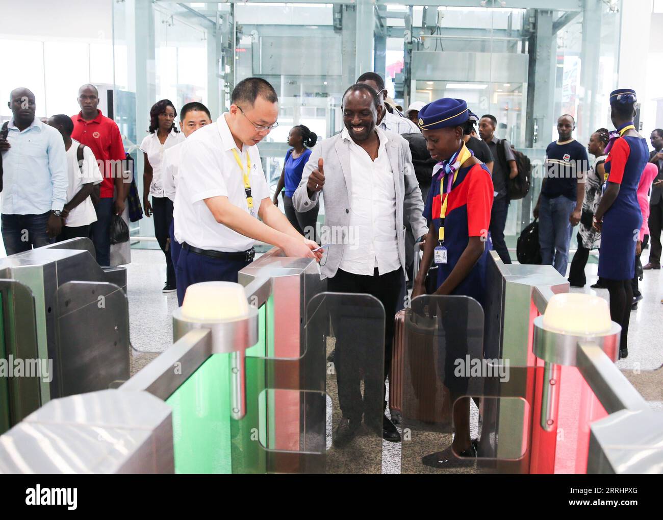 220706 -- NAIROBI, le 6 juillet 2022 -- les membres du personnel guide en tant que passager passent une porte tarifaire au terminus Mombasa du chemin de fer à voie standard Mombasa-Nairobi SGR au Kenya, le 1 juin 2017. Le Kenya a maintenant trouvé une nouvelle bouée de sauvetage dans le chemin de fer à voie standard SGR de construction chinoise depuis son lancement le 31 mai 2017. Les données d’Afrostar, l’opérateur SGR, montrent que le chemin de fer moderne a transporté plus de 7,7 millions de passagers au cours des cinq dernières années. KENYA-MOMBASA-NAIROBI-SGR-5E ANNIVERSAIRE PANXSIWEI PUBLICATIONXNOTXINXCHN Banque D'Images