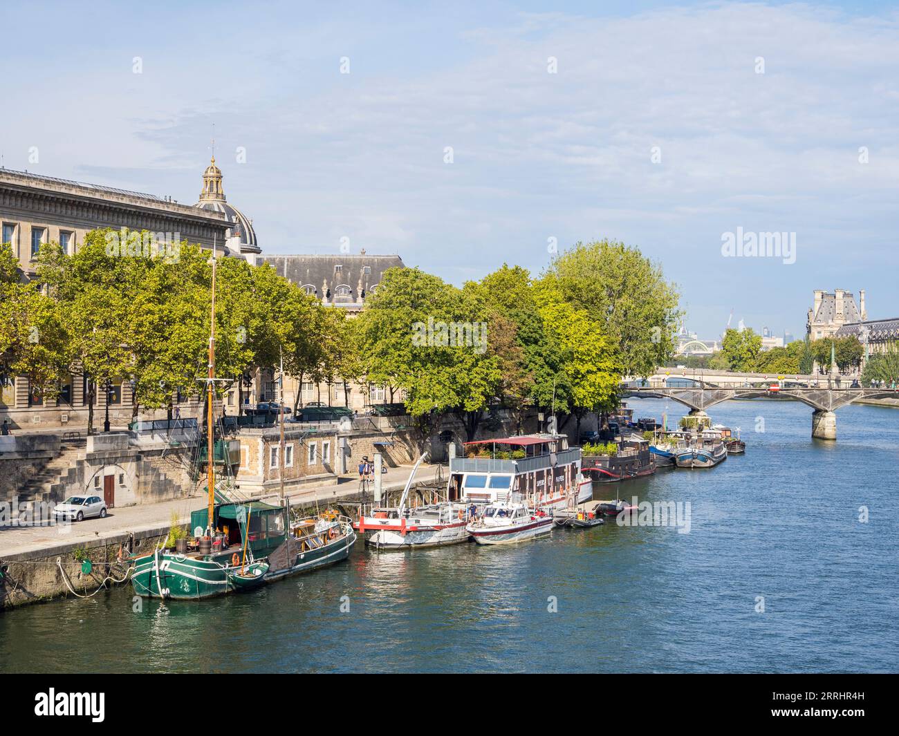 Rive avec caserne de pompiers et bateaux, Seine, Paris, France, Europe, UE. Banque D'Images