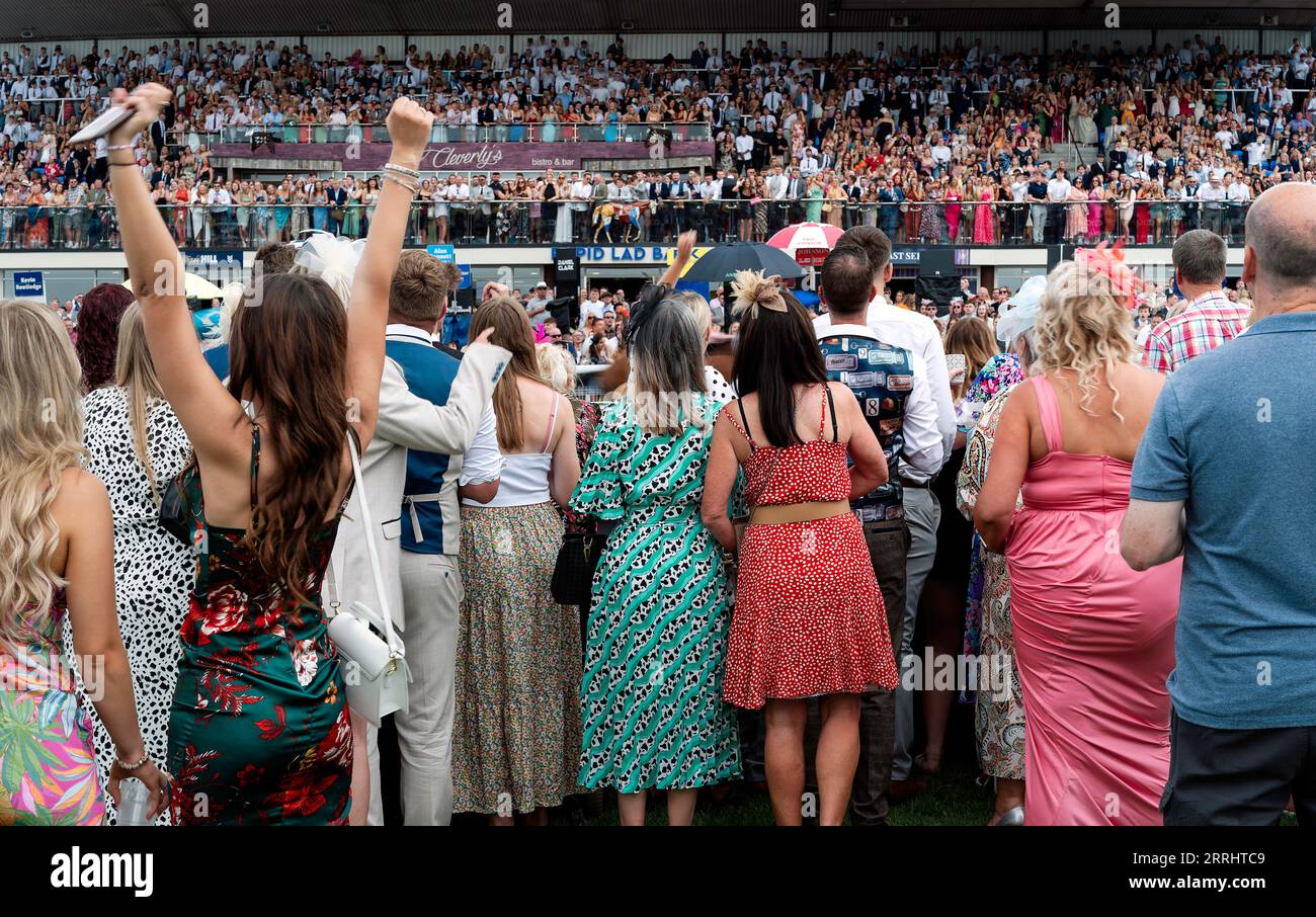 Des foules de gens apprécient la Journée des dames aux courses à Beverley, Yorkshire, Royaume-Uni. Banque D'Images