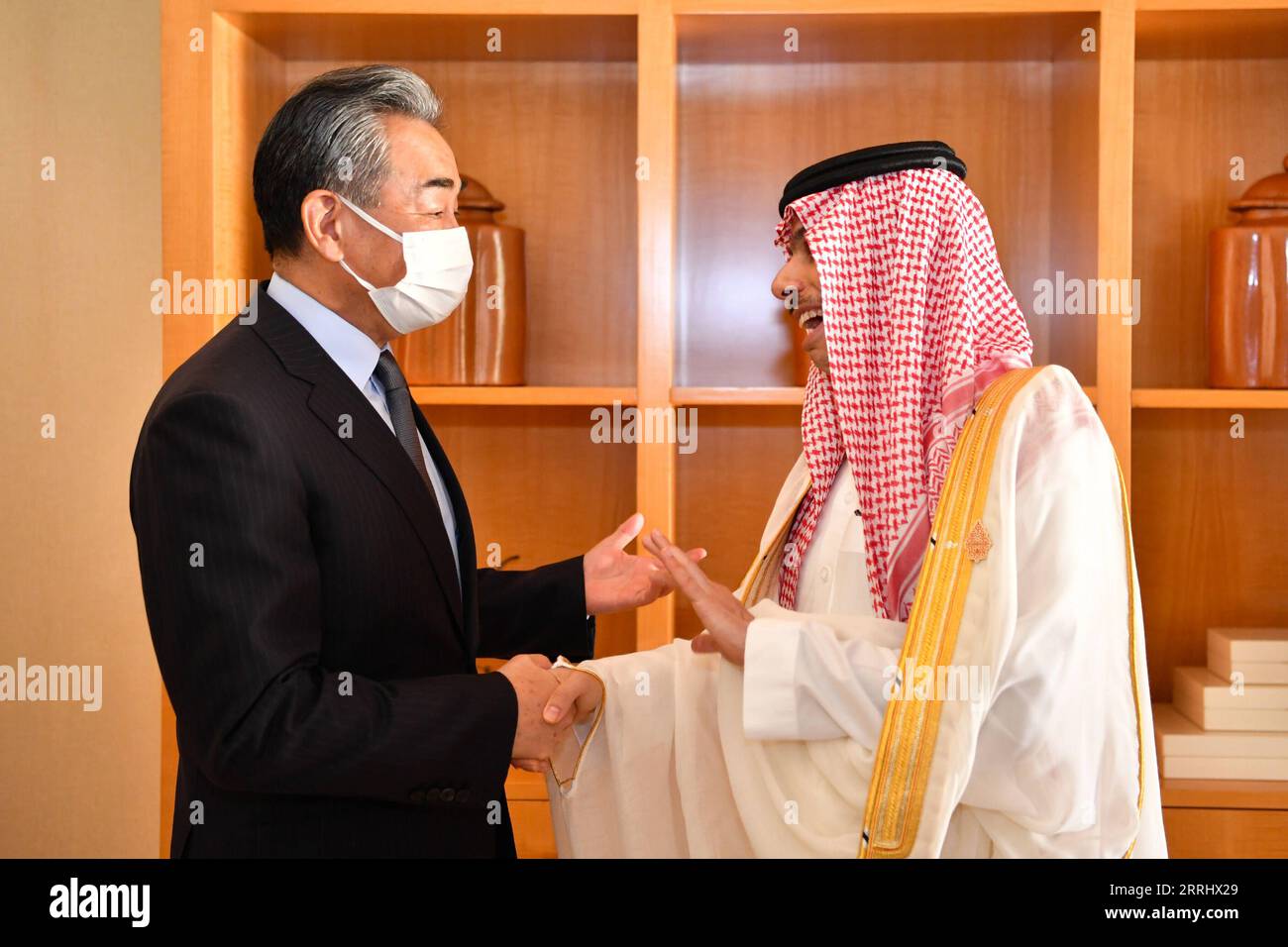 220708 -- BALI INDONÉSIE, le 8 juillet 2022 -- Wang Yi L, conseiller d'État chinois et ministre des Affaires étrangères, rencontre le prince Faisal bin Farhan Al Saoud, ministre saoudien des Affaires étrangères, en marge de la réunion des ministres des Affaires étrangères du Groupe des 20 du G20 à Bali, en Indonésie, le 8 juillet 2022. INDONÉSIE-BALI-CHINE-WANG YI-ARABIE SAOUDITE-FM-MEETING XUXQIN PUBLICATIONXNOTXINXCHN Banque D'Images