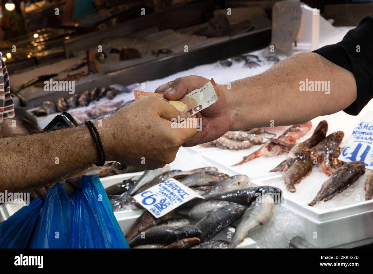 220708 -- ATHÈNES, le 8 juillet 2022 -- Un client achète du poisson à un marché à Athènes, en Grèce, le 8 juillet 2022. Le taux d inflation annuel de la Grèce a atteint 12,1 pour cent en juin, atteignant un record depuis 30 ans dans le pays, a déclaré vendredi l Autorité statistique hellénique. GRÈCE-ATHÈNES-INFLATION MariosxLolos PUBLICATIONxNOTxINxCHN Banque D'Images