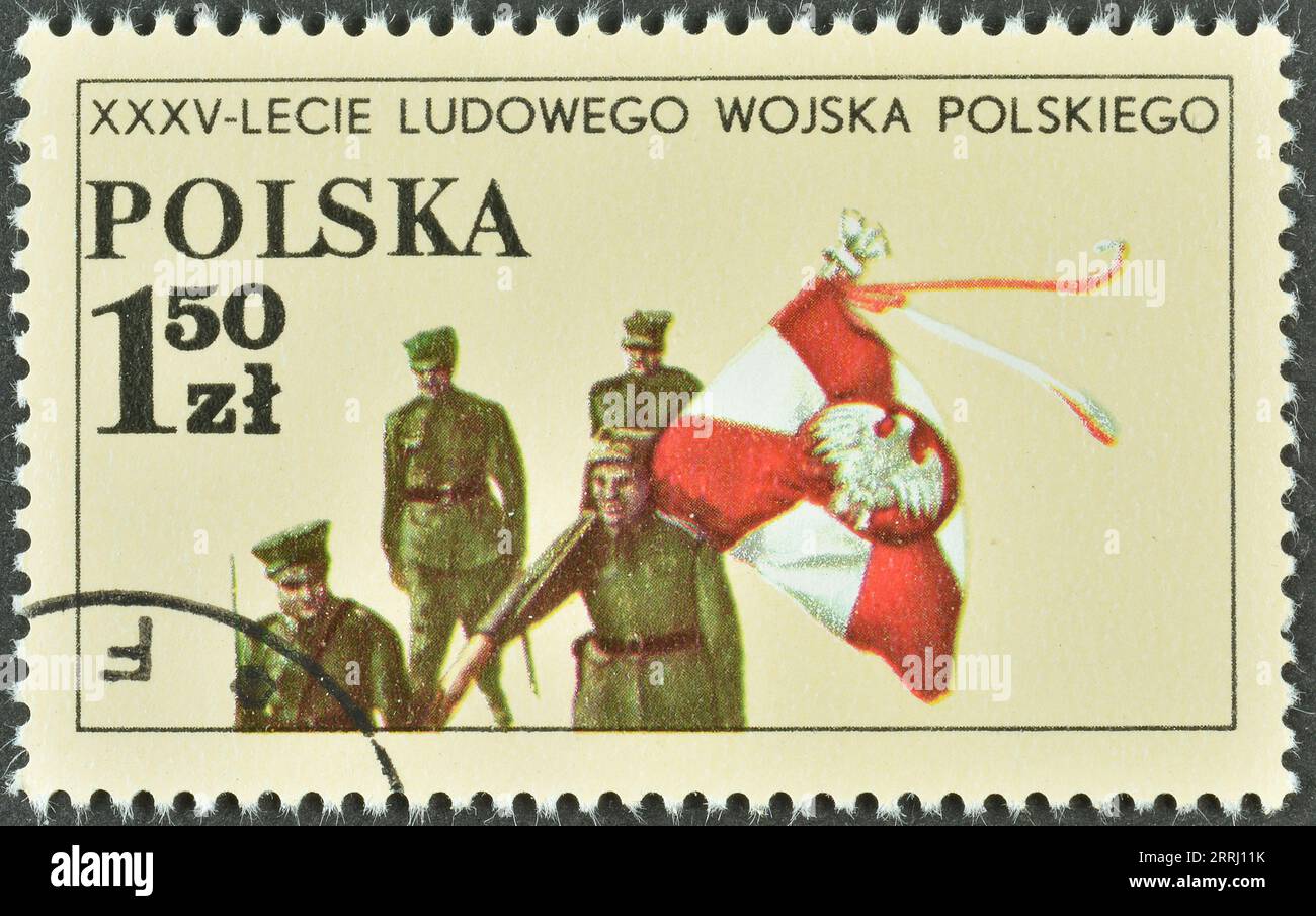 Timbre postal annulé imprimé par la Pologne, qui montre Color Guard, Kosciuszko Division, 35e anniversaire de l'Armée populaire, vers 1978. Banque D'Images