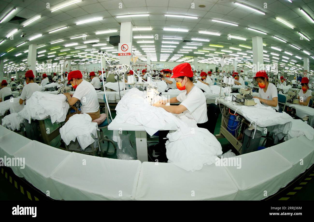 220713 -- PÉKIN, le 13 juillet 2022 -- des ouvriers fabriquent des vêtements pour l'exportation dans une entreprise du comté de Taihe, province de l'Anhui dans l'est de la Chine, le 26 mai 2022. Photo par /Xinhua Xinhua titres : le commerce extérieur de la Chine croît à un rythme à deux chiffres en juin avec des perspectives résilientes LiangxXiaopeng PUBLICATIONxNOTxINxCHN Banque D'Images