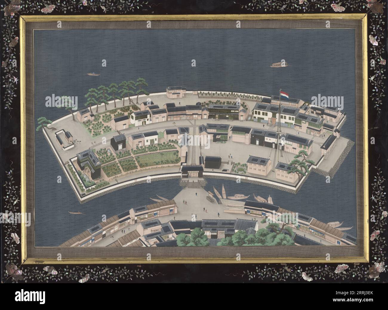 L'île de Deshima, c.1833-c.1836. Vue plongeante de l'île en forme d'éventail de Deshima. Au premier plan portes fermées et marches entre l'île et le continent. Sur la droite se trouve un mât avec un drapeau rouge-blanc-et-bleu. Dejima ou Deshima était une île artificielle au large de Nagasaki, au Japon, qui servait de poste de traite pour les Portugais puis pour les Néerlandais. Pendant 220 ans, il a été le canal central du commerce extérieur et des échanges culturels avec le Japon pendant la période Edo, et le seul territoire japonais ouvert aux Occidentaux. L’œuvre est tendue sur soie et montée dans un laqué noir Banque D'Images