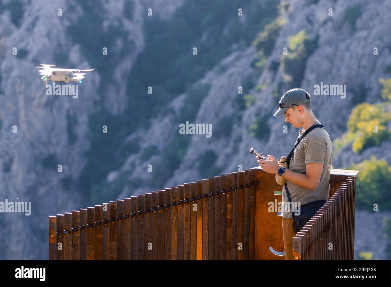 Un jeune homme volant par drone dans les montagnes. Photographie aérienne. Contrôle des drones. Point d'observation près de la cascade de Gubavica en Croatie. Banque D'Images