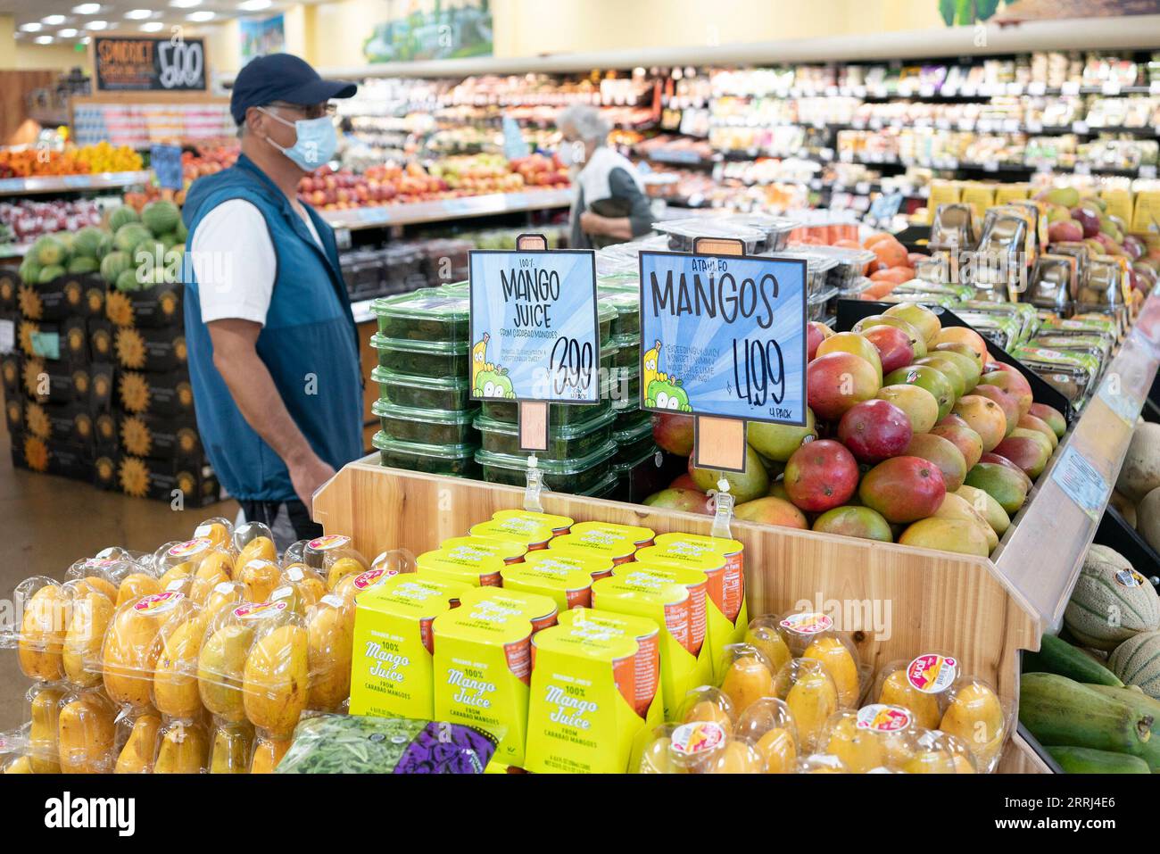 220714 -- SAN FRANCISCO, le 14 juillet 2022 -- Un client choisit des produits dans un supermarché de Millbrae, Californie, États-Unis, le 13 juillet 2022. L’indice des prix à la consommation des États-Unis IPC, une large mesure des biens et services quotidiens, a grimpé de 9,1 pour cent en juin par rapport à il y a un an, marquant la plus grande augmentation sur 12 mois depuis la période se terminant le 1981 novembre, a rapporté mercredi le ministère du travail. Photo de /Xinhua U.S.-WASHINGTON, D.C.-FLAMBÉE DE L'INFLATION LixJianguo PUBLICATIONxNOTxINxCHN Banque D'Images