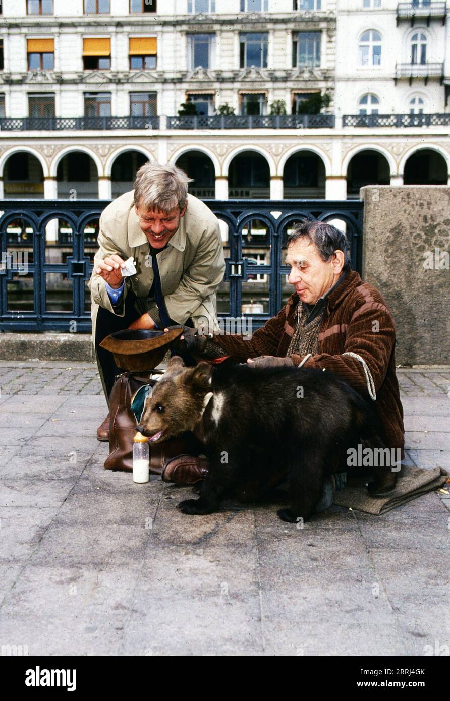 Unsere Hagenbecks, Familienserie, Deutschland 1991 - 1994, Darsteller : Peter Striebeck, Otto Tausig und Bärenbaby Banque D'Images