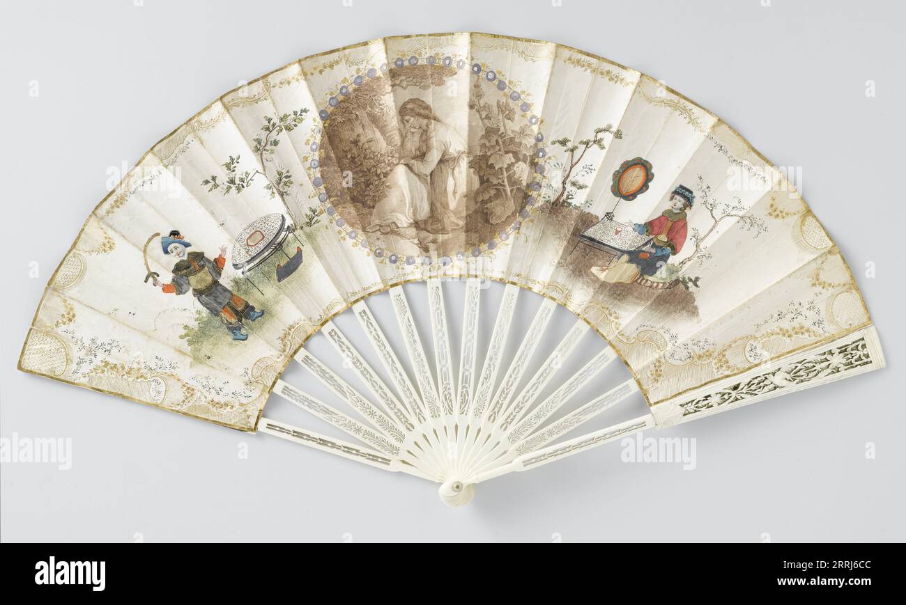 Éventail pliant décoré avec des figures, c.1790. Réalisé avec une double feuille de papier ; gravure ronde, découpée en pointillés représentant une femme assise et des amoureux avec une figure de chinoiserie avec des vêtements en soie de chaque côté, sur un cadre ouvert en os. Cet éventail est une imitation européenne d'un type chinois, qui s'était développé à Canton au cours du 18e siècle. Ces fans cantonais, recherchés en raison de leurs petites figures aux visages méticuleusement peints sur ivoire, ont été appelés fans de « cent visages ». Contrairement à leurs exemples chinois, les caractères sur les imitations européennes ont non seulement un visage mais aussi Banque D'Images