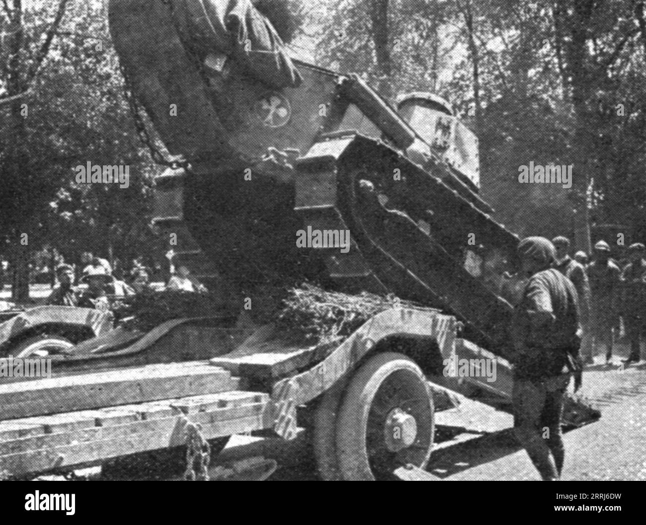 'Notre artillerie d'assaut ; la réplique de Foch : au Sud-ouest de Soissons ; embarquement d'un char d'assaut sur une remorquement', 1918. Extrait de "l'Album de la Guerre 1914-1919, Volume 2" [l'Illustration, Paris, 1924]. Banque D'Images