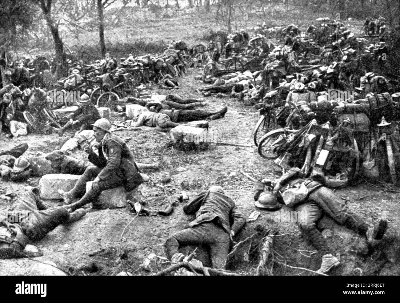 « Sur le Marne ; une compagnie de chasseurs cyclistes faisant la pause, après une longue etape courte par un vif fiancé », 1918. Extrait de "l'Album de la Guerre 1914-1919, Volume 2" [l'Illustration, Paris, 1924]. Banque D'Images