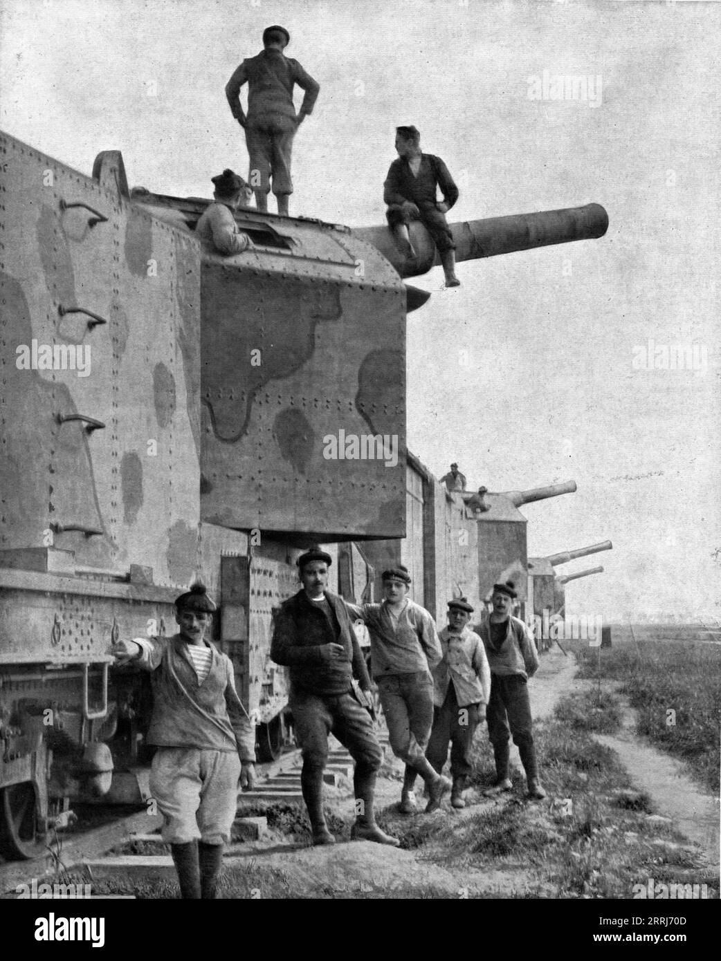 'Les Canonniers marins ; des cuirasses sur rails : un train blinde arme de canons de 190', 1918. Extrait de "l'Album de la Guerre 1914-1919, Volume 2" [l'Illustration, Paris, 1924]. Banque D'Images