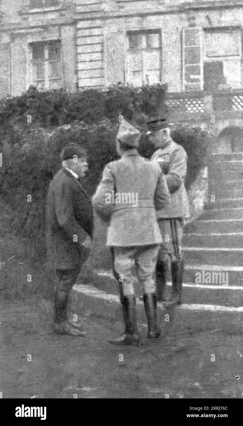 « Dans la bataille ; M. Clemenceau, au Q. G. de la 1st armee, s'entrait avec les generaux Fayolle et Debeney, ce dernier vu de dos », 1918. Extrait de "l'Album de la Guerre 1914-1919, Volume 2" [l'Illustration, Paris, 1924]. Banque D'Images