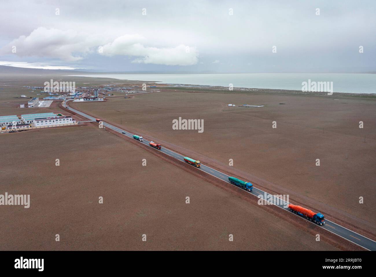 220719 -- NAGQU, le 19 juillet 2022 -- une photo aérienne montre des camions transportant des meubles partant du canton de Doima dans le comté de Tsonyi, dans la région autonome du Tibet du sud-ouest de la Chine, le 15 juillet 2022. Le comté de Tsonyi, région autonome du Tibet au sud-ouest de la Chine, a commencé mardi la relocalisation de son deuxième groupe de résidents, dans le cadre du plan de la région visant à améliorer les conditions de vie des populations et à protéger le fragile écosystème local. Avec une altitude moyenne de plus de 5 000 mètres, le comté de Tsonyi couvre une superficie totale de 120 000 km carrés et fait partie de la réserve naturelle nationale de Changtang, la plus grande et hig de Chine Banque D'Images