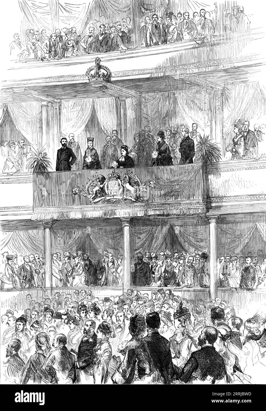 La Reine au concert au Royal Albert Hall, 1876. La reine Victoria '...entra ponctuellement dans la boîte royale à quatre heures, l'immense assemblage se levant pour la recevoir avec tout le respect que je lui dois. Sa Majesté a reconnu par des arcs répétés cette salutation silencieuse, et puis prit sa place, ayant à droite la princesse Béatrice et le duc d'Édimbourg, à gauche la princesse de Galles et le prince Léopold... les magnifiques bouquets fournis par M. Wills, de la pépinière royale exotique, Onslow-croissant, bordaient le devant de la boîte. Ceux-ci l'ont marqué tout aussi efficacement que l'ont fait la cramoisi et la pendaison en or Banque D'Images