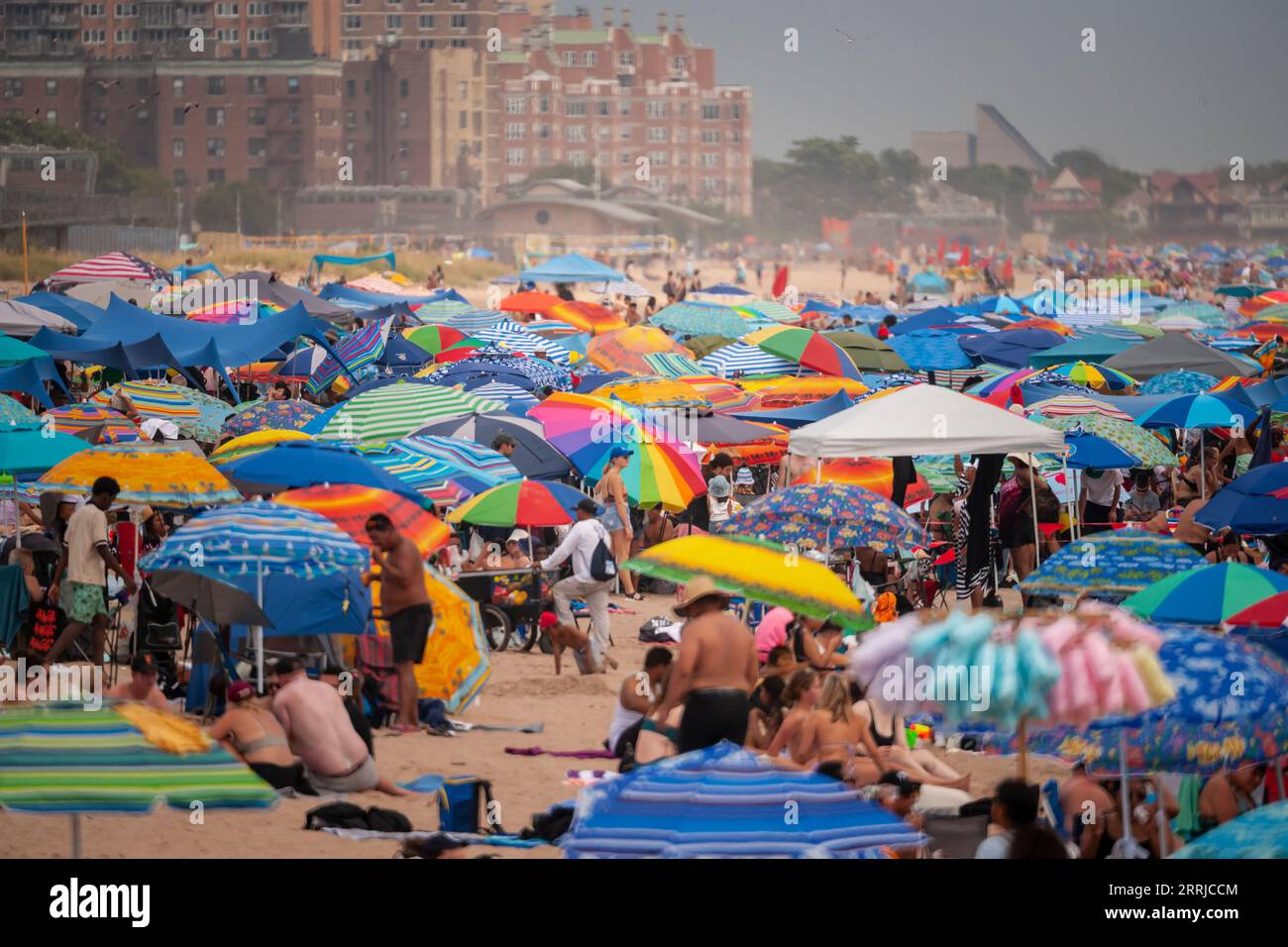 Les amateurs de plage affluent à Coney Island à Brooklyn à New York à la fin de l'été, fête du travail, lundi 4 septembre 2023. Les visiteurs se moquaient de la plage et du surf pendant les vacances humides. (© Richard B. Levine) Banque D'Images