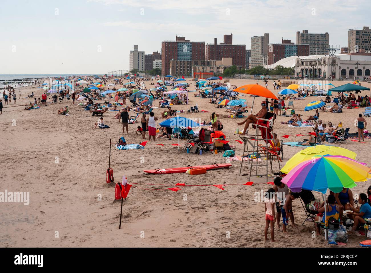 Les amateurs de plage affluent à Coney Island à Brooklyn à New York à la fin de l'été, fête du travail, lundi 4 septembre 2023. Les visiteurs se moquaient de la plage et du surf pendant les vacances humides. (© Richard B. Levine) Banque D'Images