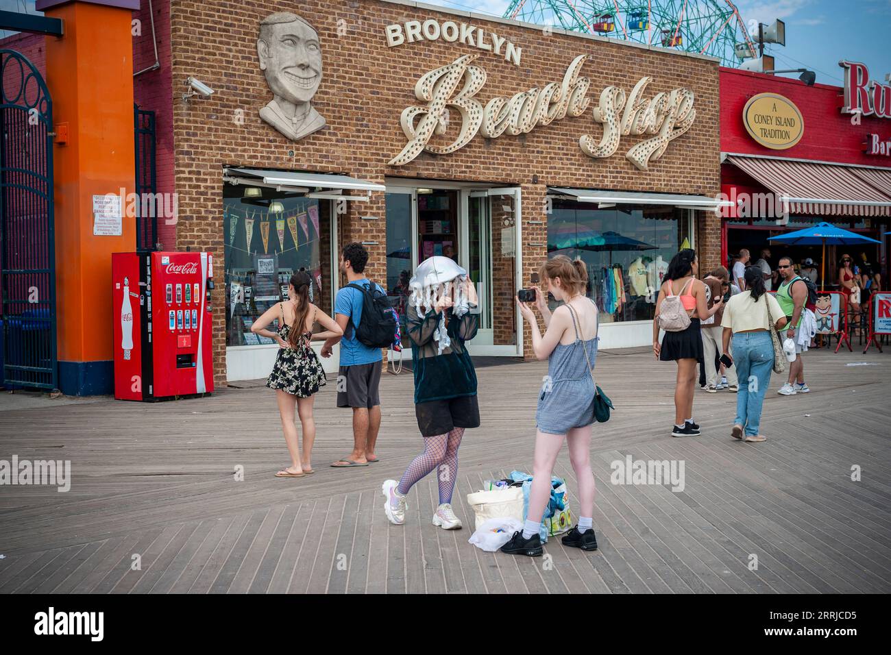 Les amateurs de plage affluent à Coney Island à Brooklyn à New York pour profiter des attractions de la promenade lors de la fin officieuse de l'été, fête du travail, lundi 4 septembre 2023. (© Richard B. Levine) Banque D'Images