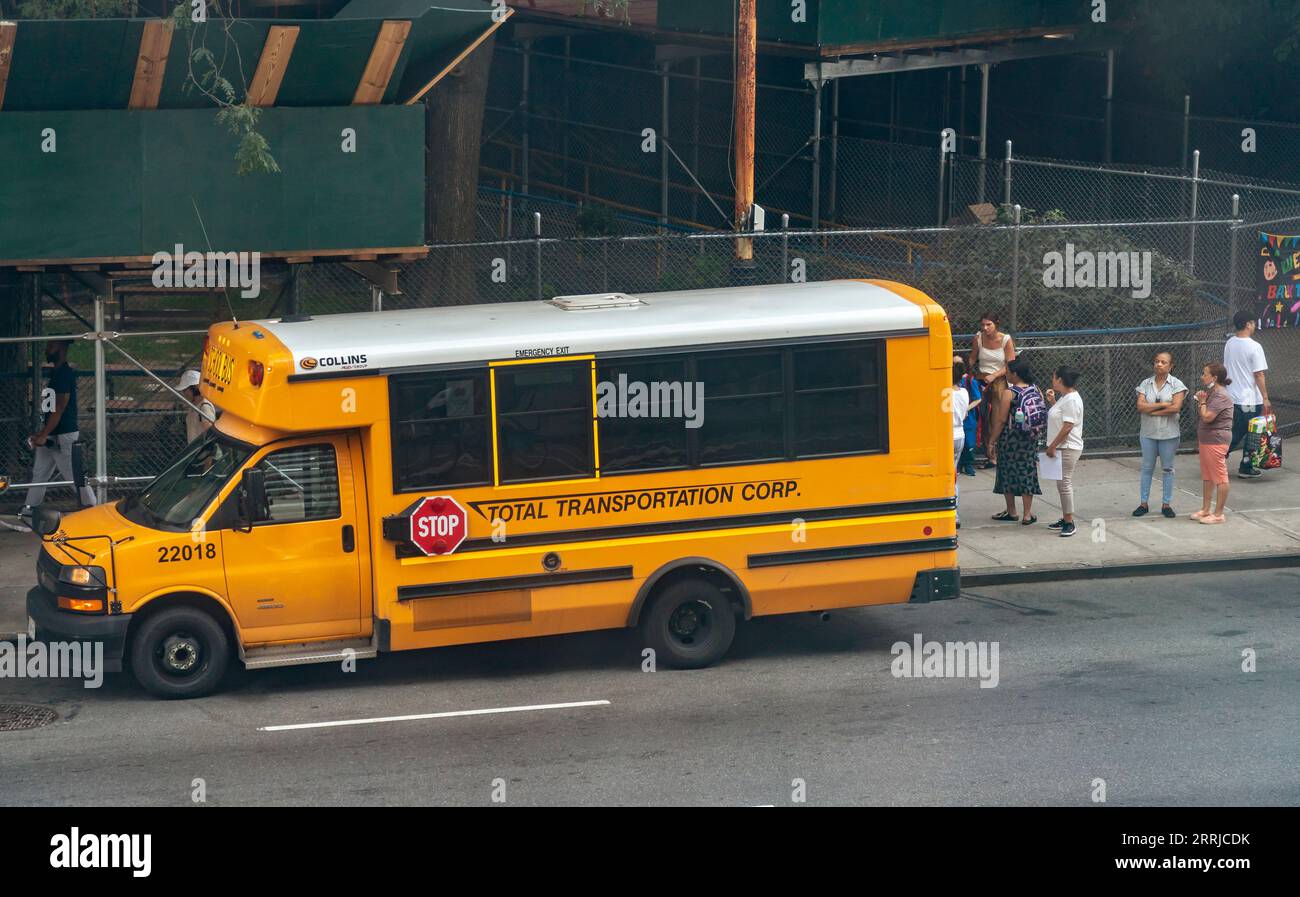 Les autobus scolaires arrivent à l’extérieur de la PS33 à Chelsea à New York le premier jour d’école, le jeudi 7 septembre 2023. Une grève des chauffeurs d’autobus scolaires se profile à l’horizon alors que les chauffeurs travailleront les deux premiers jours, les négociations entre la ville et la section locale 1181 du Syndicat des transports fusionnée sont en cours. (© Richard B. Levine) Banque D'Images