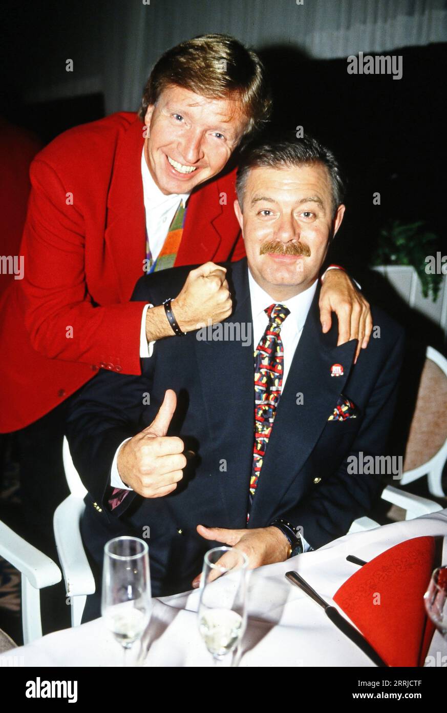 Werner Schulze-Erdel, Moderator der der RTL Spielshow : Familienduell, mit seinem Kollegen Harry Wijnvoord, Moderator der RTL Spielshow : der Preis ist heiß, Bild circa 1995. Banque D'Images