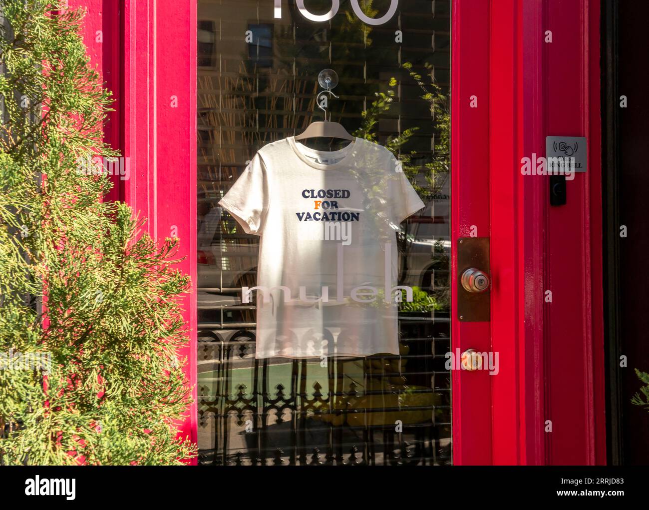 Un magasin de Chelsea à New York le jeudi 31 août 2023 annonce qu'il observe le week-end de la fête du travail et ferme pour les vacances. (© Richard B. Levine) Banque D'Images