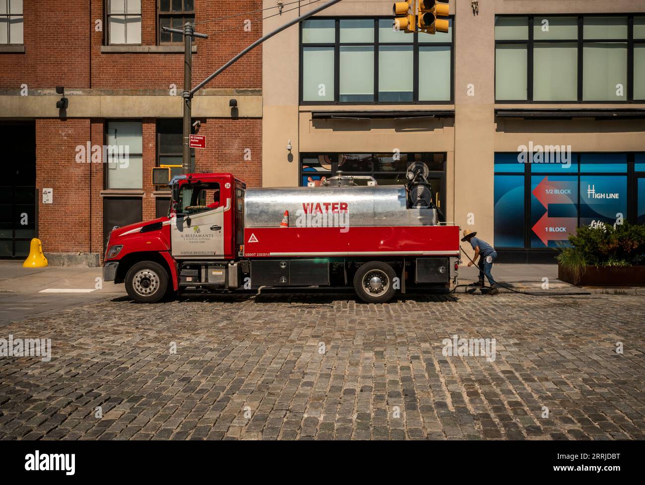 Un camion d’entreprise d’aménagement paysager arrose les différentes plantations de mobilier urbain dans le Meatpacking District à New York le jeudi 7 septembre 2023. (© Richard B. Levine) Banque D'Images