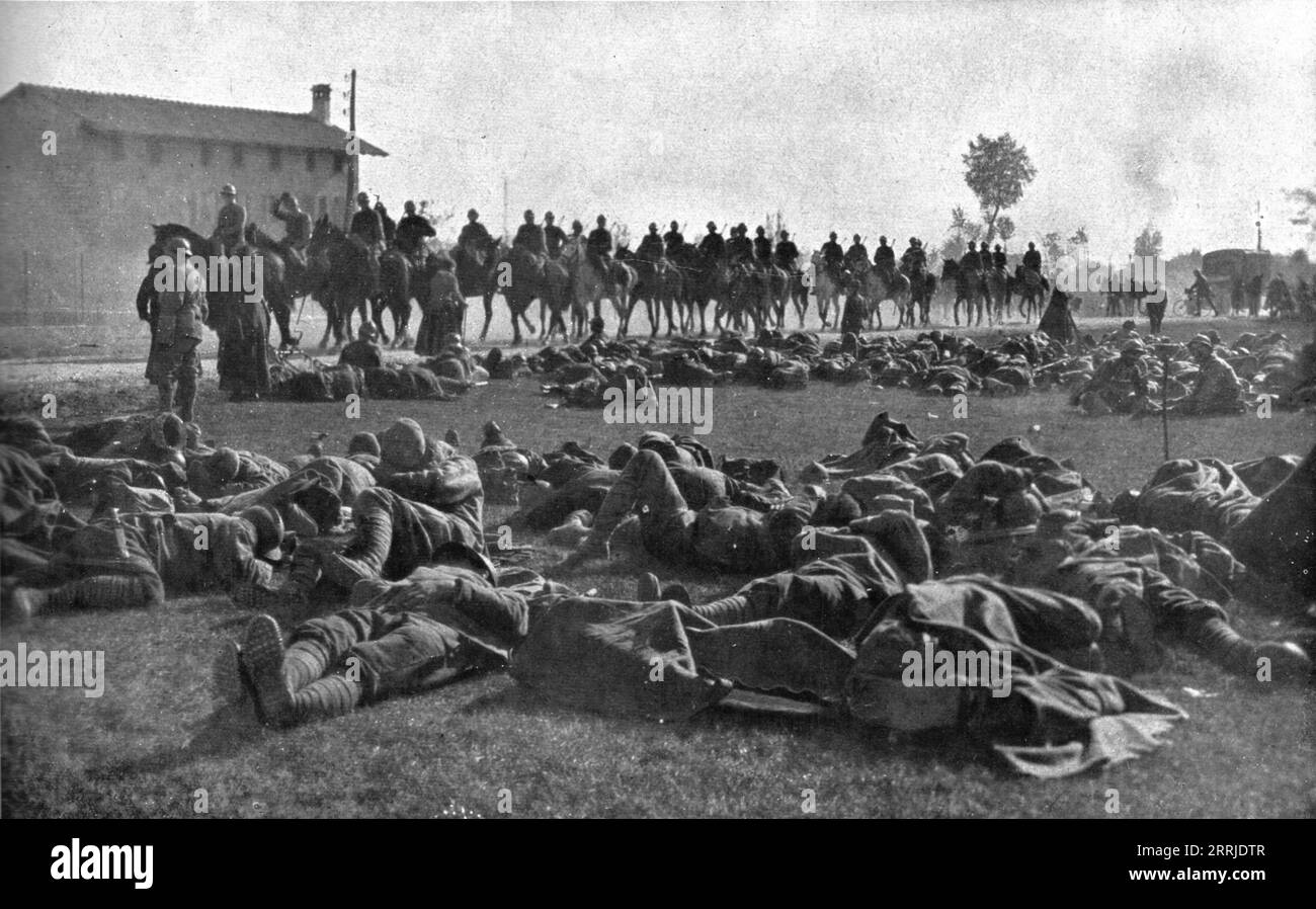 'Les heures sombres de l'Italie ; détachement d'infanterie, épuisé, reposant sous la protection des patrouilles de cavalerie', 1917. Extrait de "l'Album de la Guerre 1914-1919, Volume 2" [l'Illustration, Paris, 1924]. Banque D'Images
